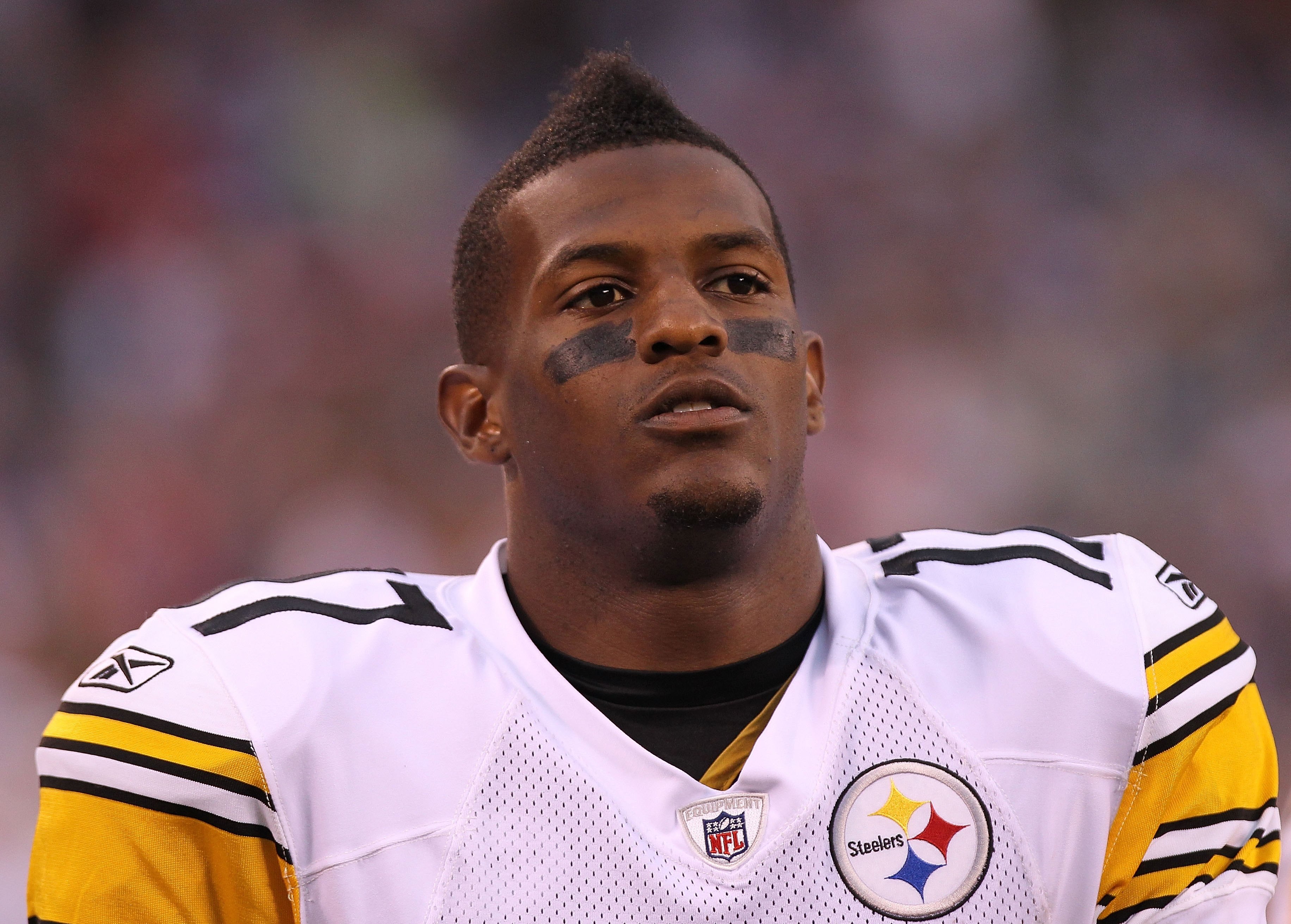 EAST RUTHERFORD, NJ - AUGUST 21:  Mike Wallace #17 of the Pittsburgh Steelers against the New York Giants during their preseason game at New Meadowlands Stadium on August 21, 2010 in East Rutherford, New Jersey.  (Photo by Nick Laham/Getty Images)