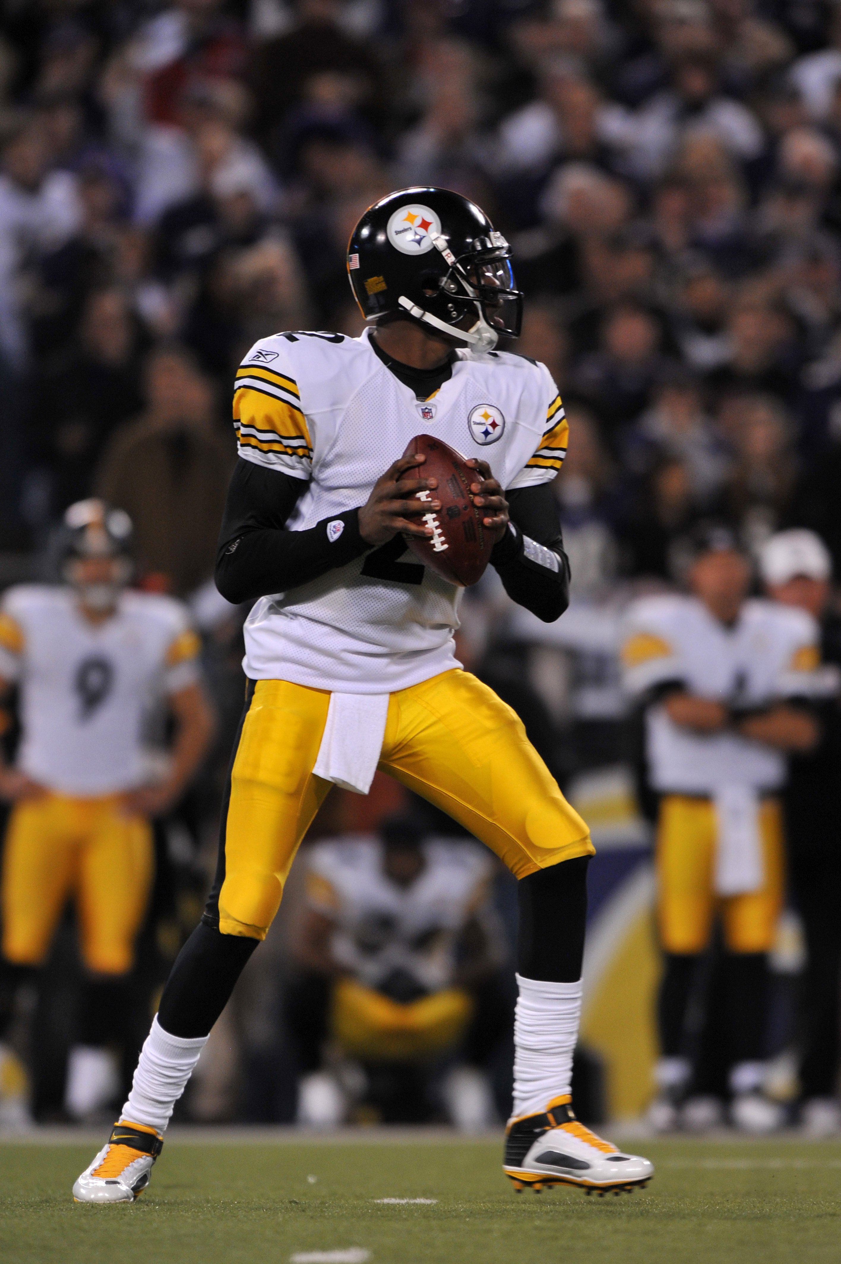 BALTIMORE - NOVEMBER 29:  Dennis Dixon #2 of the Pittsburgh Steelers passes against the  Baltimore Ravens at M&T Bank Stadium on November 29, 2009 in Baltimore, Maryland. The Ravens defeated the Steelers 20-17. (Photo by Larry French/Getty Images)