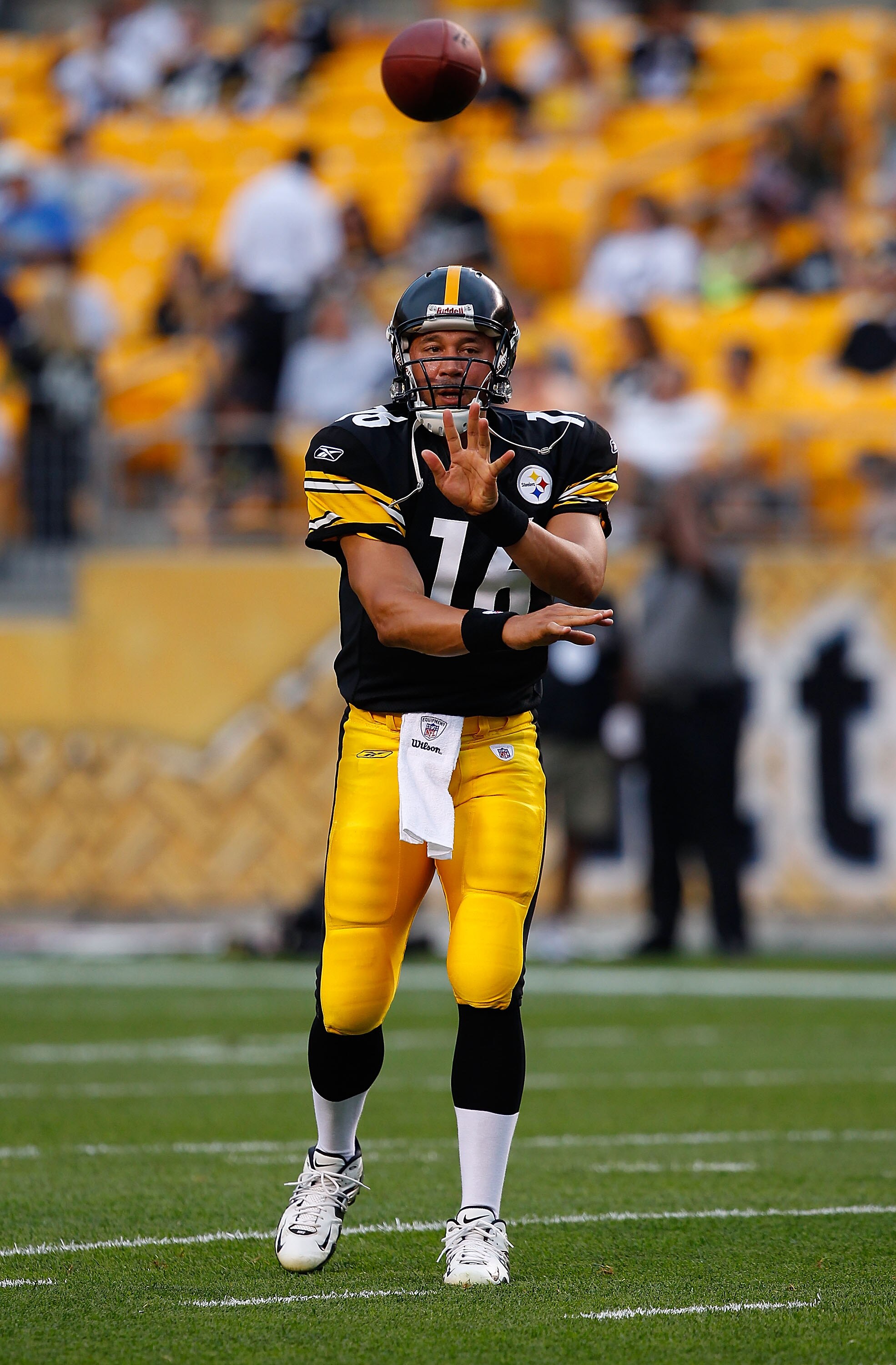 PITTSBURGH - AUGUST 14:  Charlie Batch #16 of the Pittsburgh Steelers warms up prior to the game against the Detroit Lions on August 14, 2010 at Heinz Field in Pittsburgh, Pennsylvania. Steelers won 23-7.  (Photo by Jared Wickerham/Getty Images)