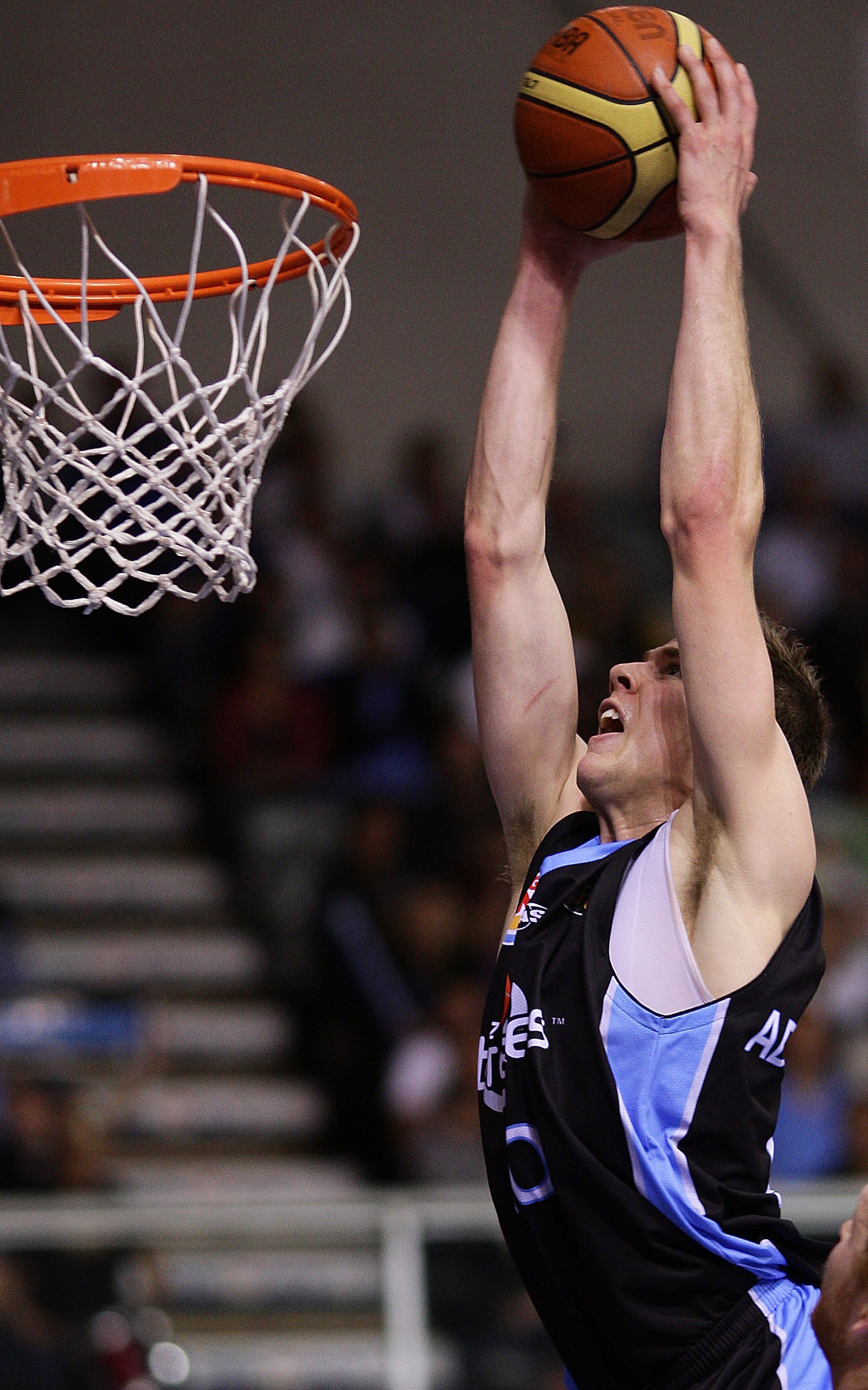 AUCKLAND, NEW ZEALAND - NOVEMBER 12: Thomas Abercrombie of the Breakers dunks the ball during the round eight NBL match between the New Zealand Breakers and the Perth Wildcats at North Shore Events Centre on November 12, 2009 in Auckland, New Zealand. ( AUCKLAND, NEW ZEALAND - NOVEMBER 12: Thomas Abercrombie of the Breakers dunks the ball during the round eight NBL match between the New Zealand Breakers and the Perth Wildcats at North Shore Events Centre on November 12, 2009 in Auckland, New Zealand. (