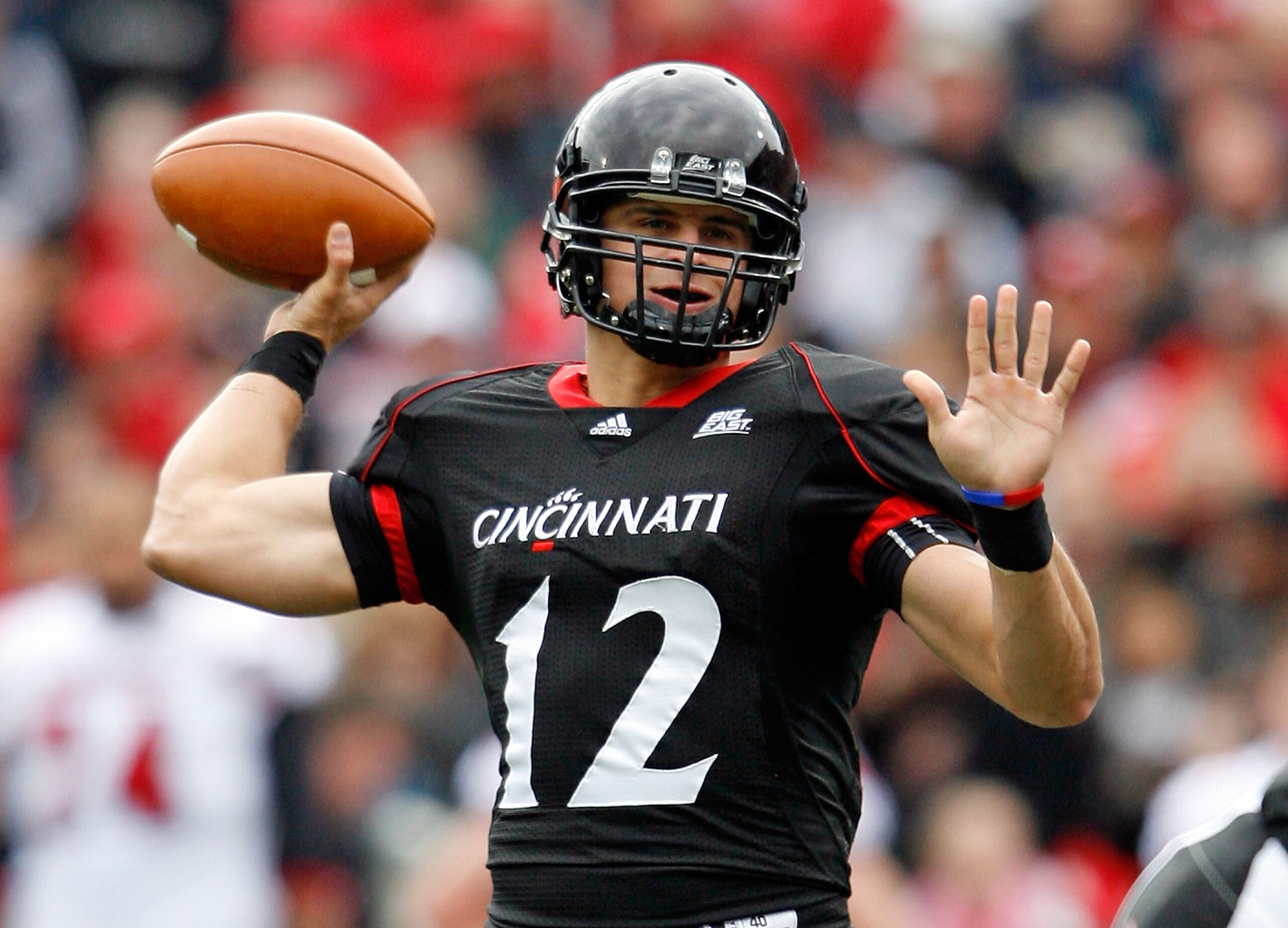 CINCINNATI - OCTOBER 24:  Zach Collaros #12 of the Cincinnati Bearcats throws the ball during the Big East Conference game against the Louisville Cardinals at Nippert Stadium on October 24, 2009 in Cincinnati, Ohio.  (Photo by Andy Lyons/Getty Images)