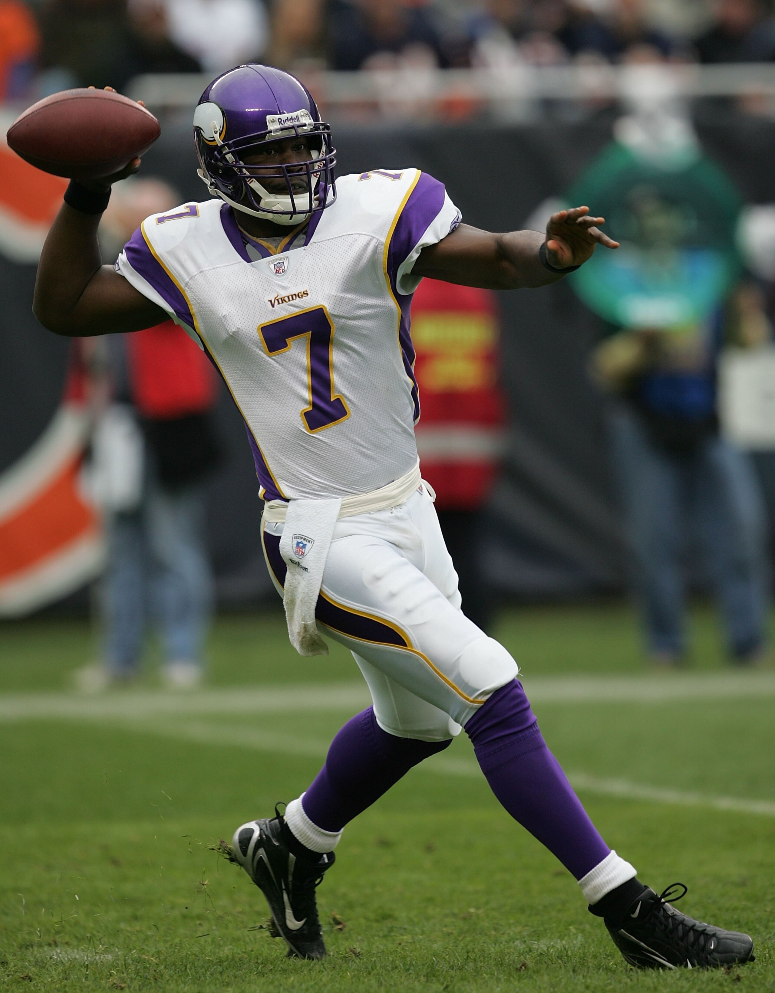 CHICAGO - OCTOBER 14: Tavaris Jackson #7 of the Minnesota Vikings throws a pass against the Chicago Bears on October 14, 2007 at Soldier Field in Chicago, Illinois. The Vikings defeated the Bears 34-31. (Photo by Jonathan Daniel/Getty Images)