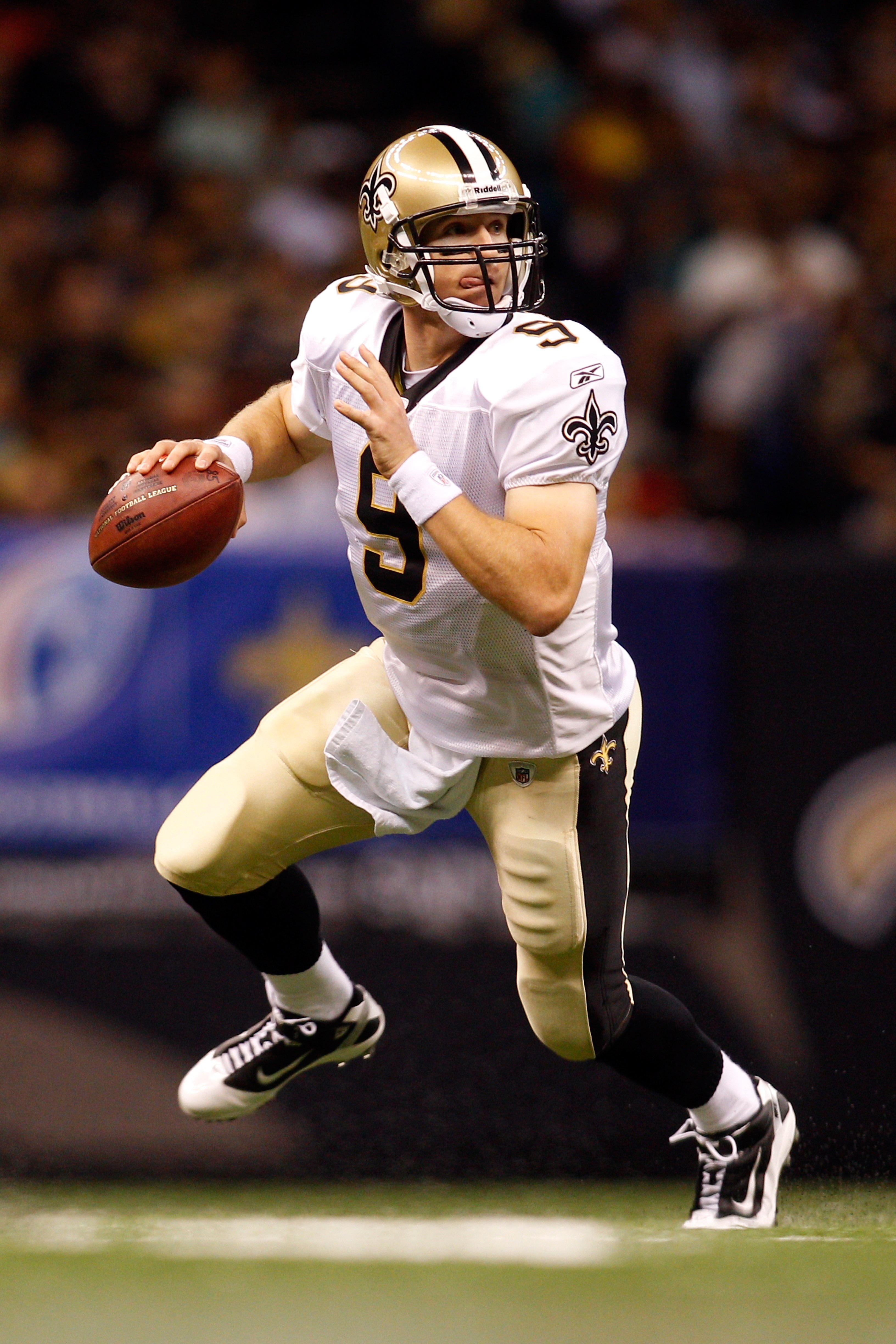 NEW ORLEANS - AUGUST 27:  Drew Brees #9 of the New Orleans Saints in action against the San Diego Chargers at the Louisiana Superdome on August 27, 2010 in New Orleans, Louisiana.  (Photo by Chris Graythen/Getty Images)