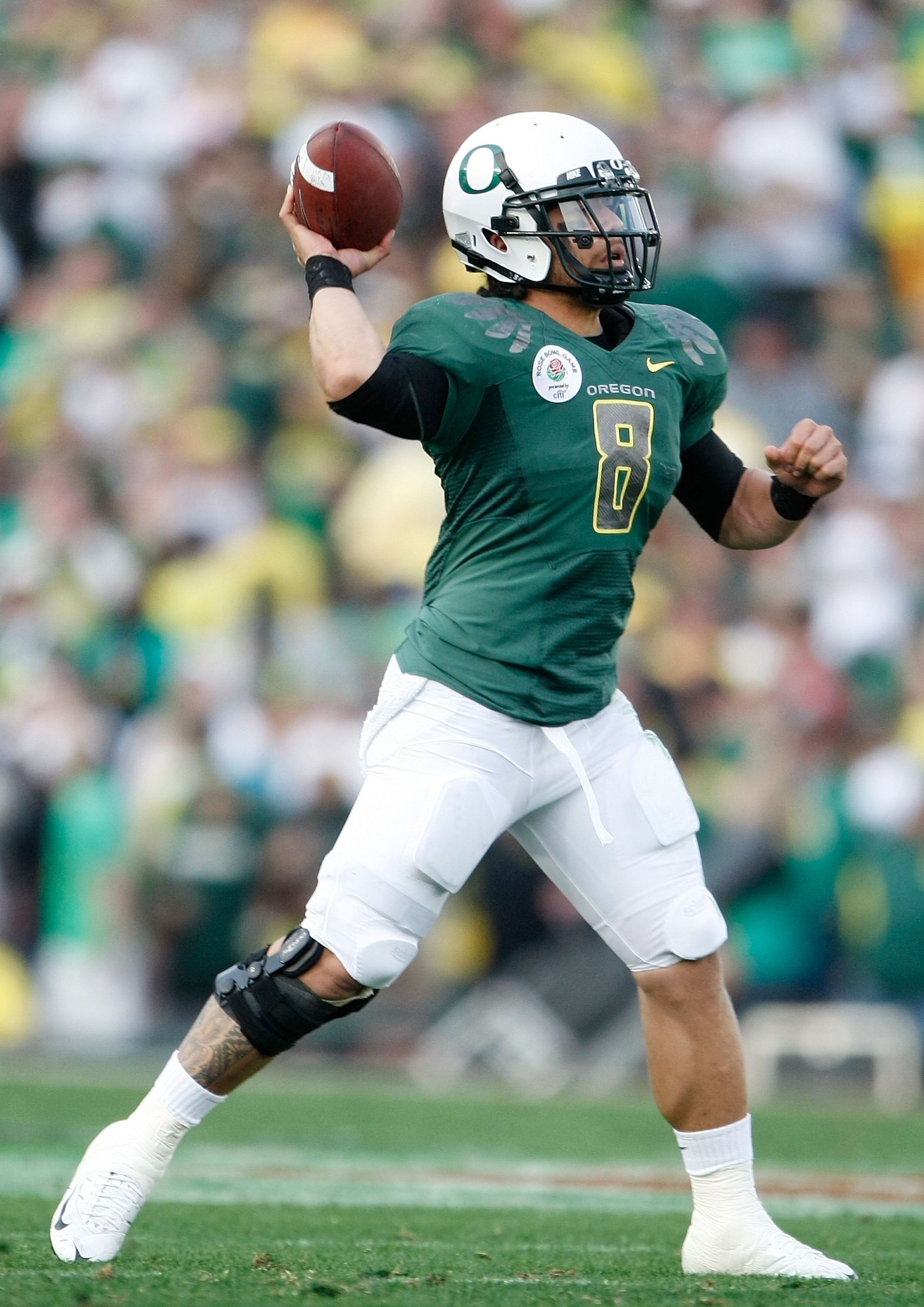PASADENA, CA - JANUARY 01:  Quarterback Jeremiah Masoli #8 of the Oregon Ducks drops back to pass against the Ohio State Buckeyes at the 96th Rose Bowl game on January 1, 2010 in Pasadena, California.  (Photo by Jeff Gross/Getty Images)