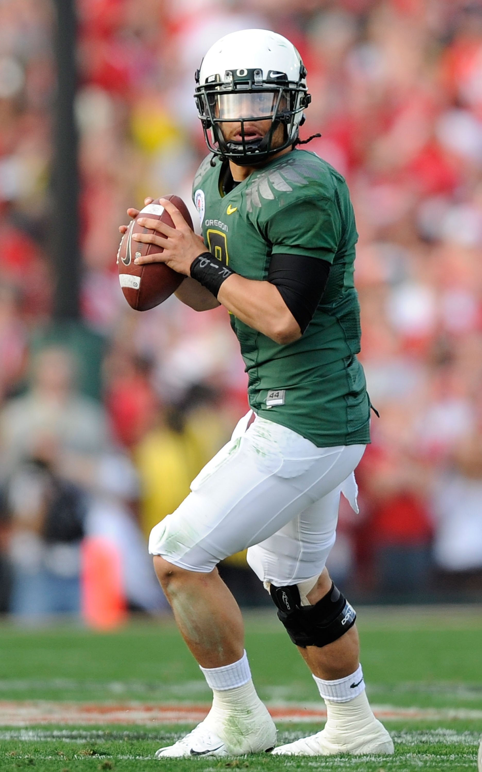 PASADENA, CA - JANUARY 01:  Quarterback Jeremiah Masoli #8 of the Oregon Ducks drops back to pass against the Ohio State Buckeyes at the 96th Rose Bowl game on January 1, 2010 in Pasadena, California.  (Photo by Kevork Djansezian/Getty Images)