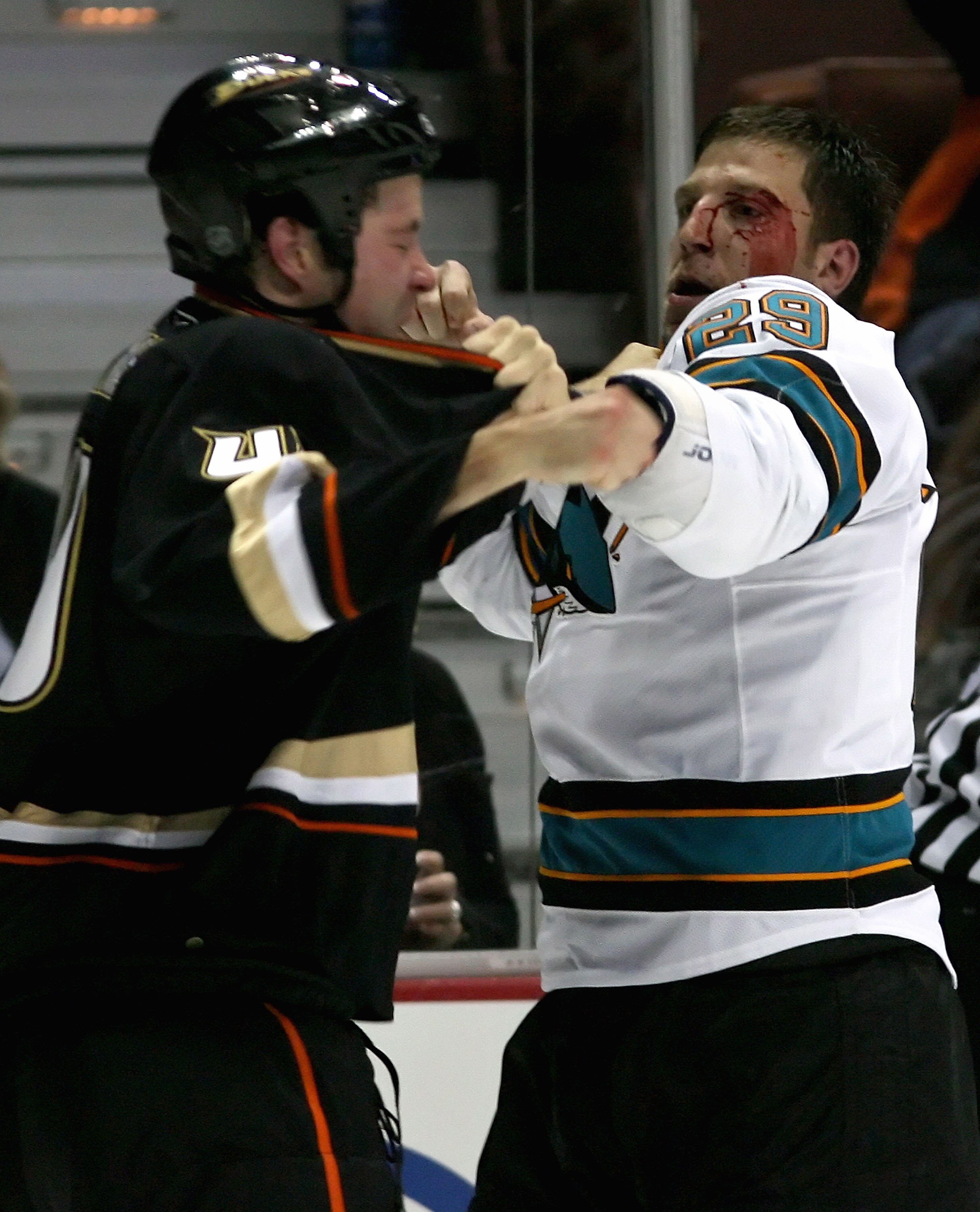 ANAHEIM, CA - SEPTEMBER 24:  Ryane Clowe #29 of the San Jose Sharks and Kent Huskins #40 of the Anaheim Ducks fight during the preseason NHL game at Honda Center September 24, 2008 in Anaheim, California.  (Photo by Christian Petersen/Getty Images)