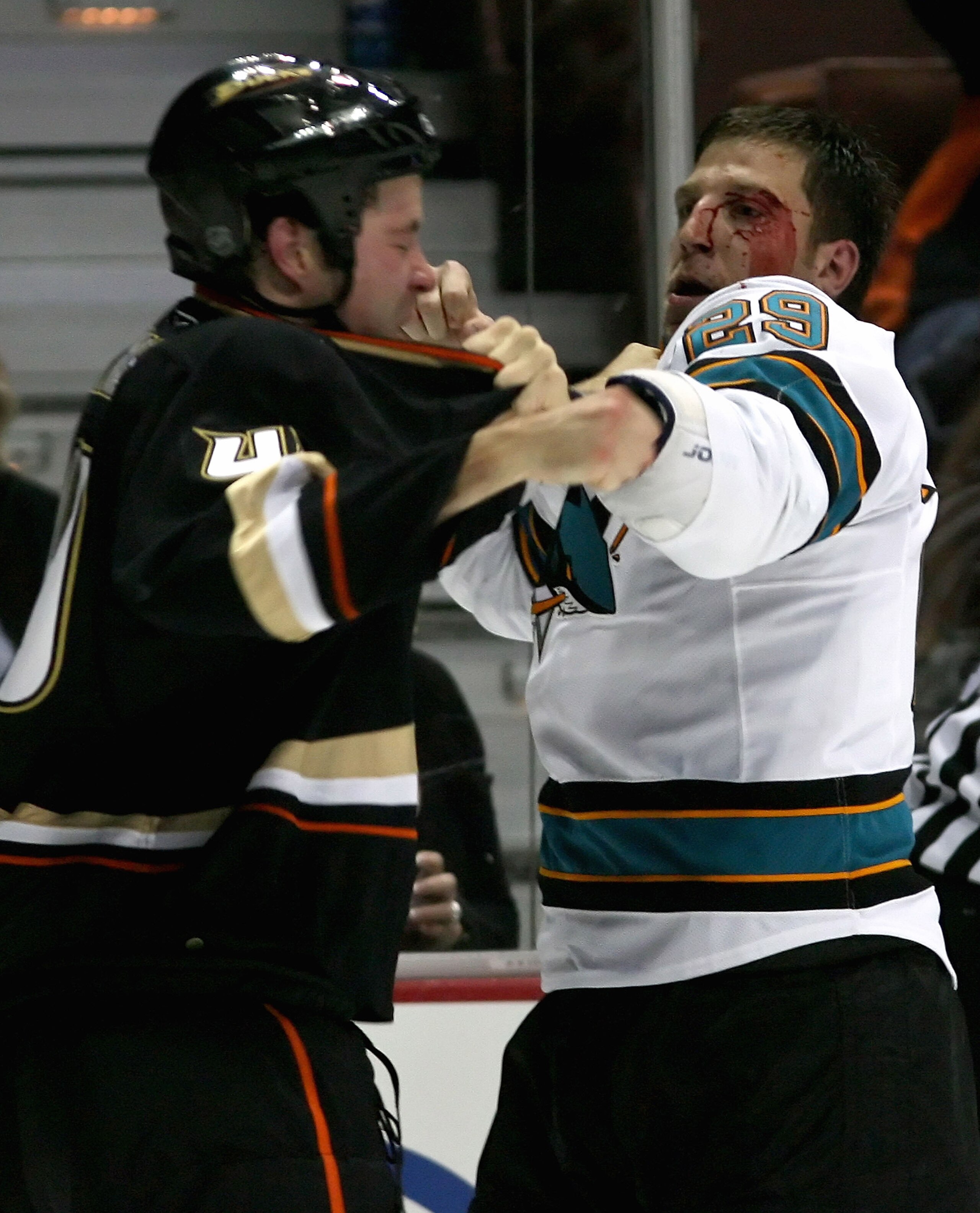 ANAHEIM, CA - SEPTEMBER 24:  Ryane Clowe #29 of the San Jose Sharks and Kent Huskins #40 of the Anaheim Ducks fight during the preseason NHL game at Honda Center September 24, 2008 in Anaheim, California.  (Photo by Christian Petersen/Getty Images)