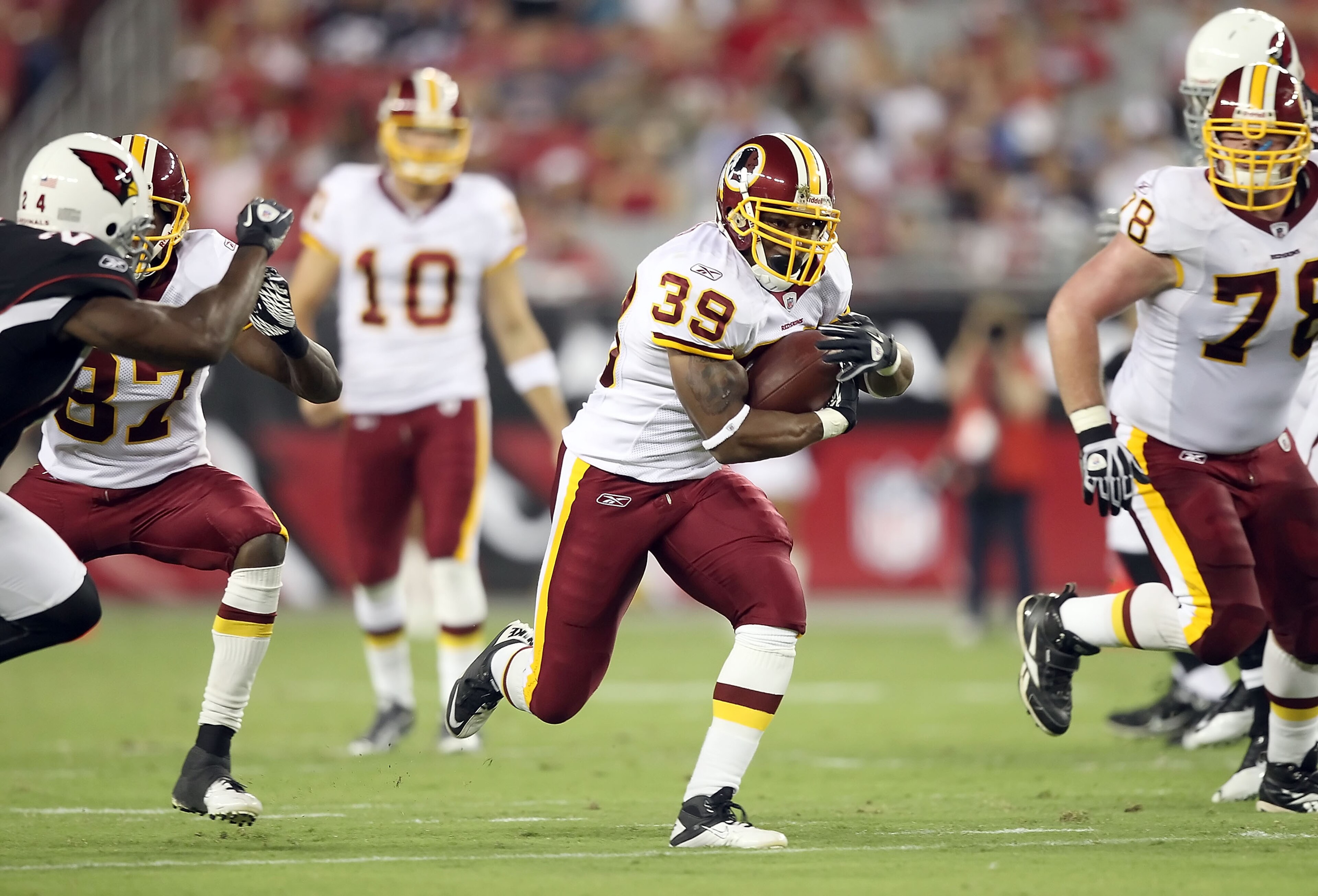 GLENDALE, AZ - SEPTEMBER 02:  Runningback Willie Parker #29 of the Washington Redskins rushes the football against the Arizona Cardinals during the first quarter of the preseason NFL game at the University of Phoenix Stadium on September 2, 2010 in Glenda