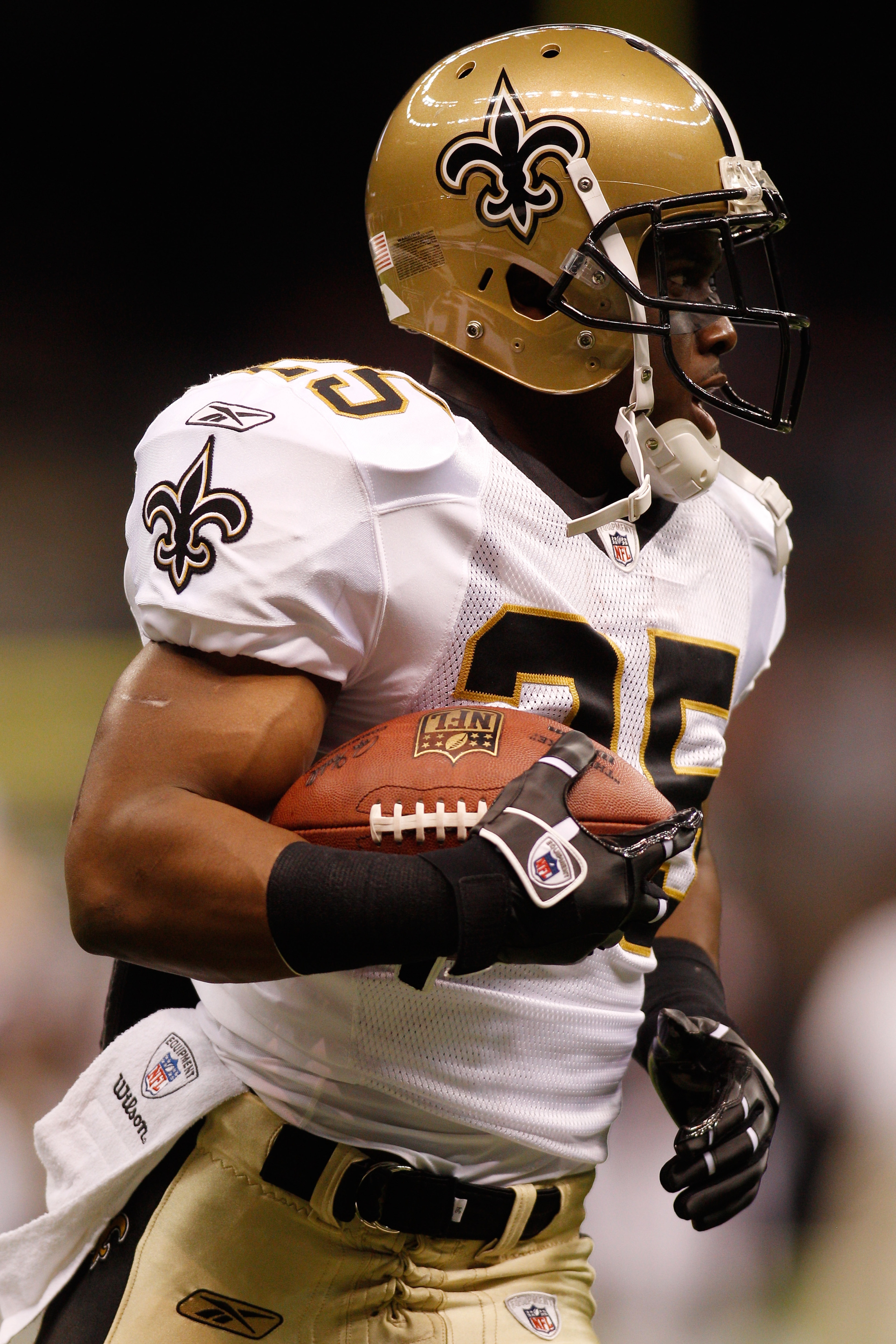 NEW ORLEANS - AUGUST 21:  Reggie Bush #25 of the New Orleans Saints warms up during pregame before playing the Houston Texans at the Louisiana Superdome on August 21, 2010 in New Orleans, Louisiana.  (Photo by Chris Graythen/Getty Images)