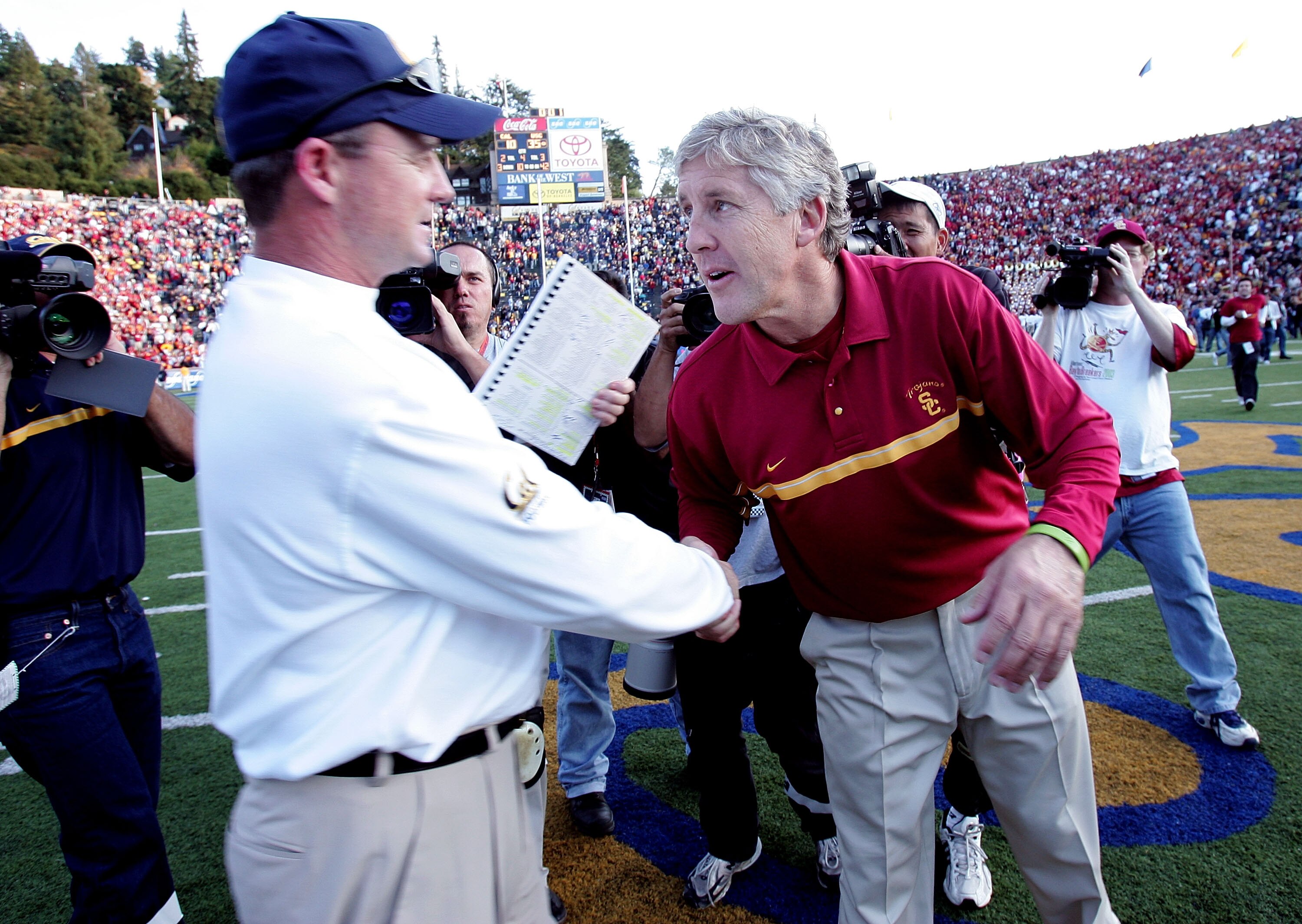 BERKELEY, CA - NOVEMBER 12:  Head coach Pete Carroll of the USC Trojans shakes hands with head coach Jeff Tedford the California Golden Bears at Memorial Stadium on November 12, 2005 in Berkeley, California.  (Photo by Jed Jacobsohn/Getty Images)