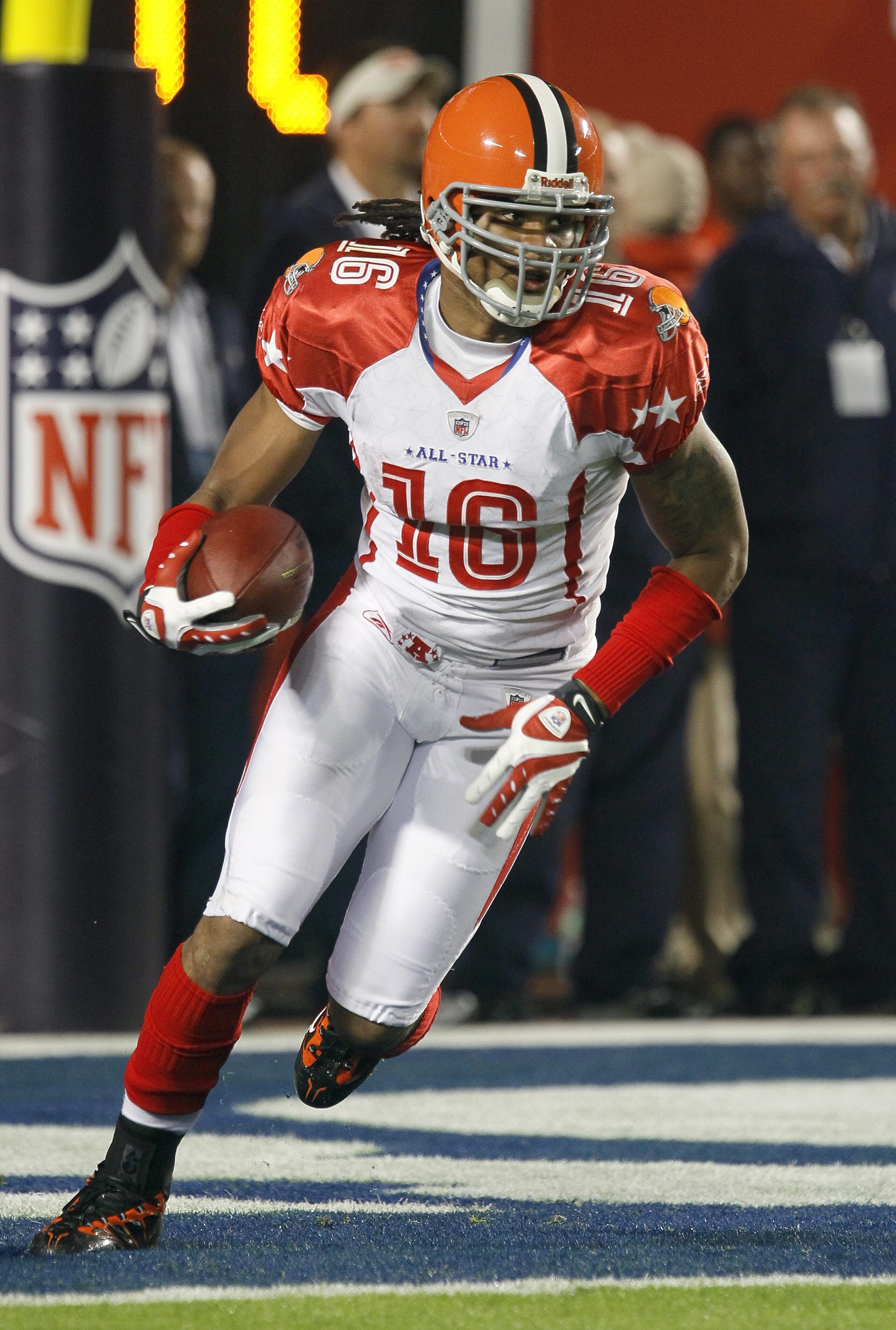 MIAMI GARDENS, FL - JANUARY 31:  Josh Cribbs #16 of the AFC's Cleveland Borwns runs with the ball for yardage during the 2010 AFC-NFC Pro Bowl game at Sun Life Stadium on January 31, 2010 in Miami Gardens, Florida. The AFC defeated the NFC 41-34. (Photo b
