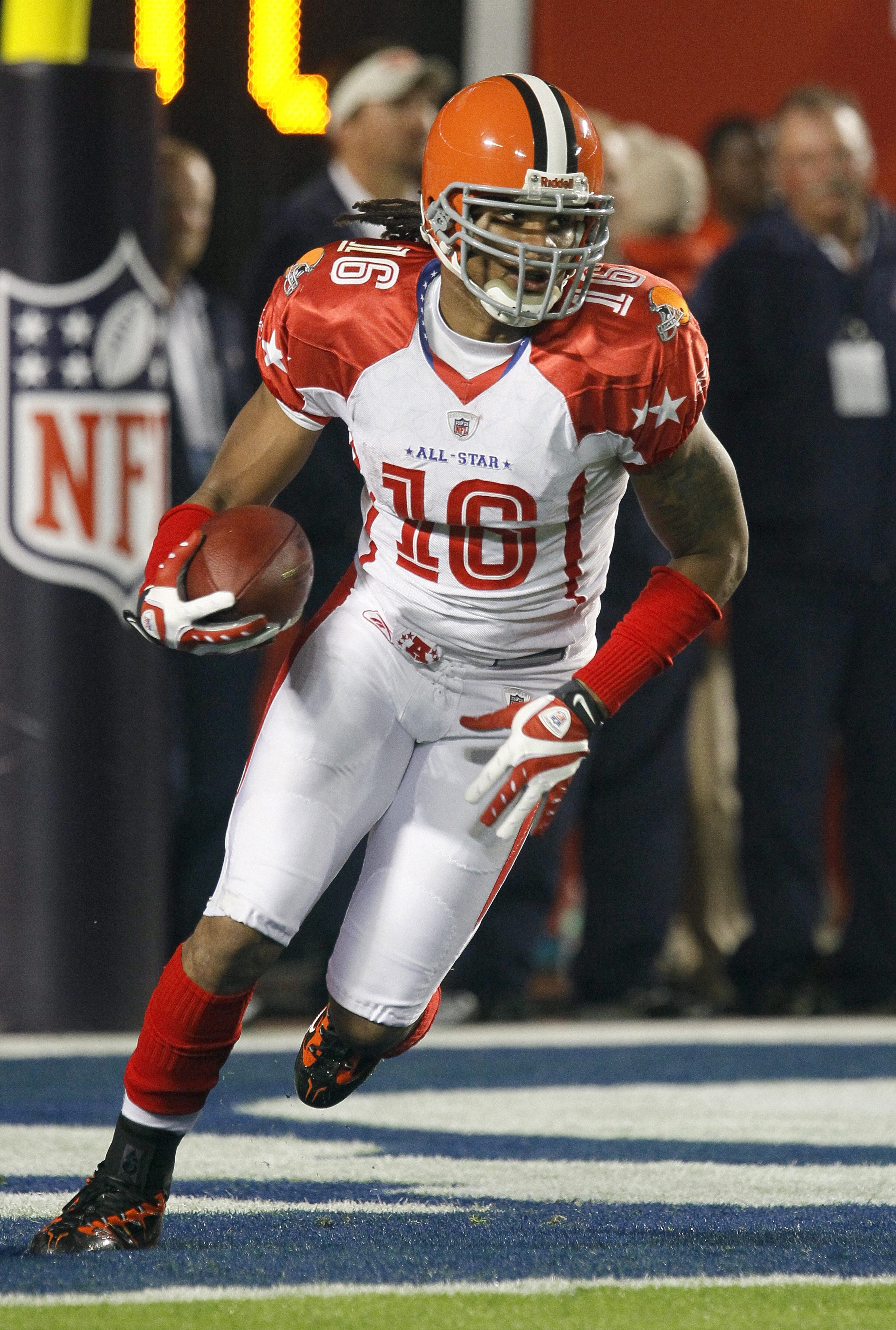 MIAMI GARDENS, FL - JANUARY 31:  Josh Cribbs #16 of the AFC's Cleveland Borwns runs with the ball for yardage during the 2010 AFC-NFC Pro Bowl game at Sun Life Stadium on January 31, 2010 in Miami Gardens, Florida. The AFC defeated the NFC 41-34. (Photo b