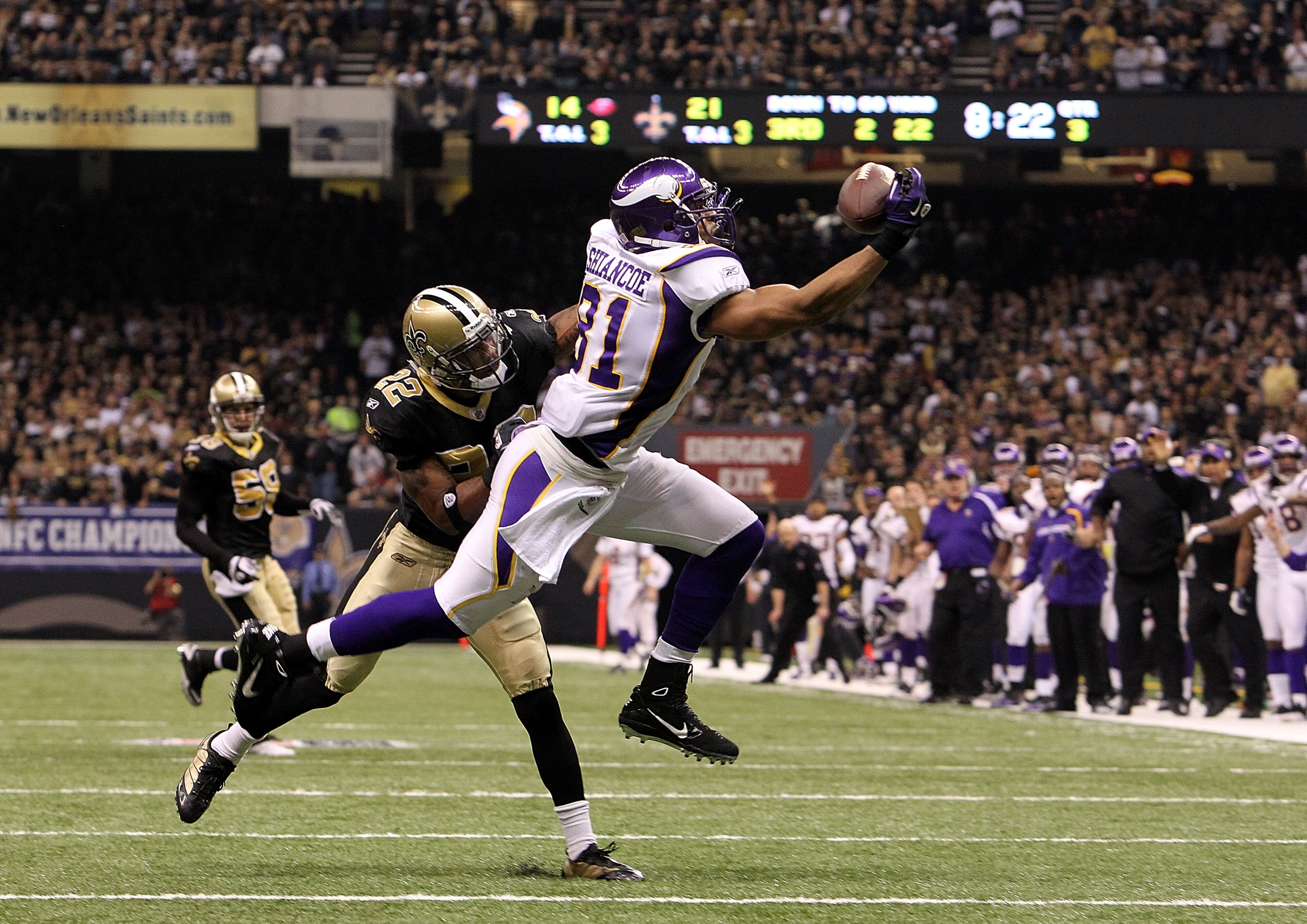 NEW ORLEANS - JANUARY 24:  Visanthe Shiancoe #81 of the Minnesota Vikings makes a one handed catch against Tracy Porter #22 of the New Orleans Saints during the NFC Championship Game at the Louisiana Superdome on January 24, 2010 in New Orleans, Louisiana