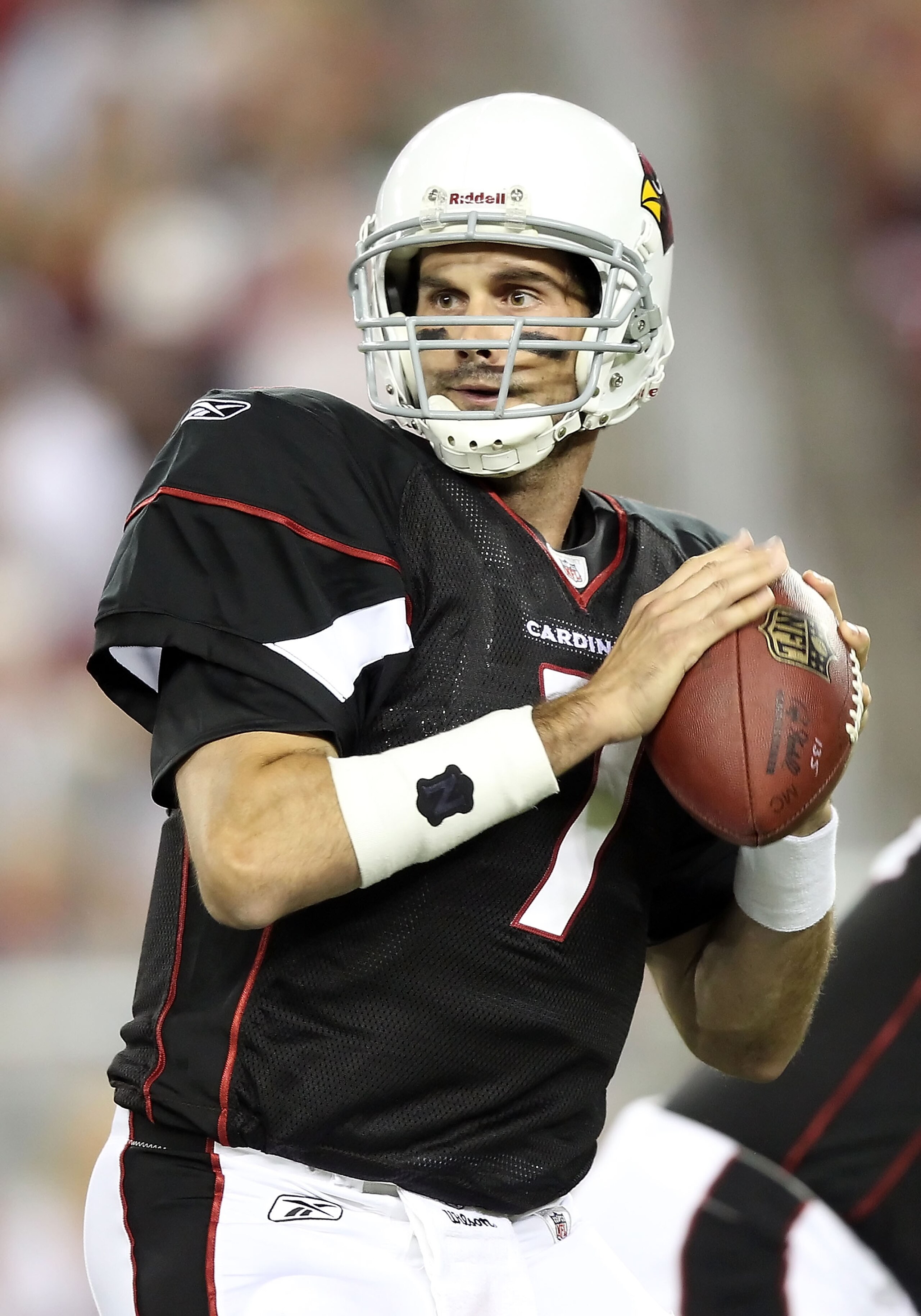 GLENDALE, AZ - SEPTEMBER 02:  Quarterback Matt Leinart #7 of the Arizona Cardinals drops back to pass during preseason NFL game against the Washington Redskins at the University of Phoenix Stadium on September 2, 2010 in Glendale, Arizona.  The Cardinals