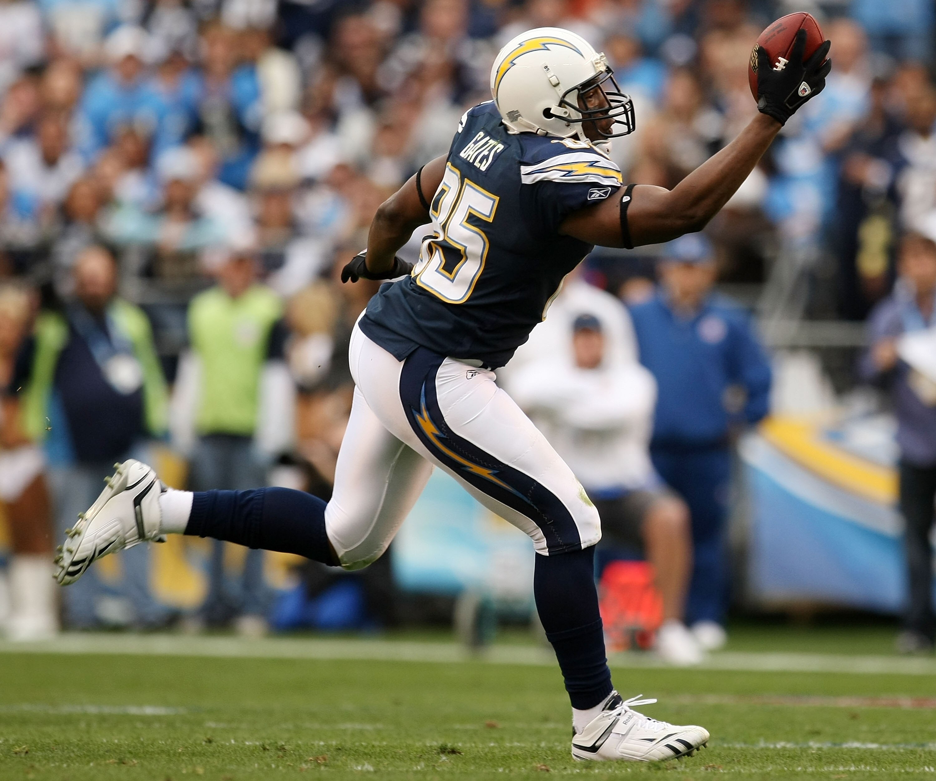SAN DIEGO - JANUARY 17:  Tight end Antonio Gates #85 of the San Diego Chargers makes a catch against the New York Jets during  AFC Divisional Playoff Game at Qualcomm Stadium on January 17, 2010 in San Diego, California.  (Photo by Stephen Dunn/Getty Imag