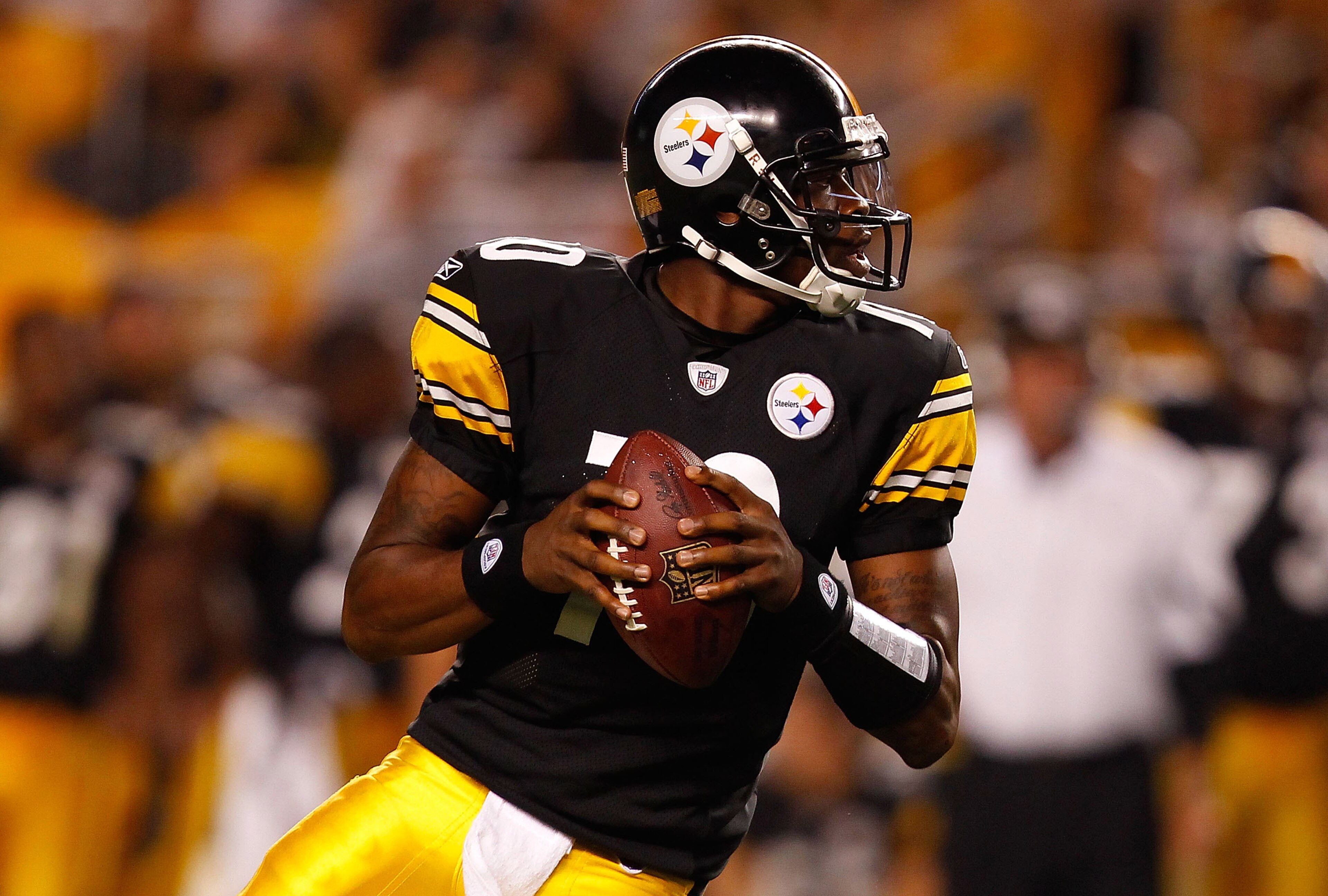 PITTSBURGH - SEPTEMBER 02: Dennis Dixon #10 of the Pittsburgh Steelers drops back to pass against the Carolina Panthers after Byron Leftwich left with an injury during the preseason game on September 2, 2010 at Heinz Field in Pittsburgh, Pennsylvania. ( PITTSBURGH - SEPTEMBER 02: Dennis Dixon #10 of the Pittsburgh Steelers drops back to pass against the Carolina Panthers after Byron Leftwich left with an injury during the preseason game on September 2, 2010 at Heinz Field in Pittsburgh, Pennsylvania. (