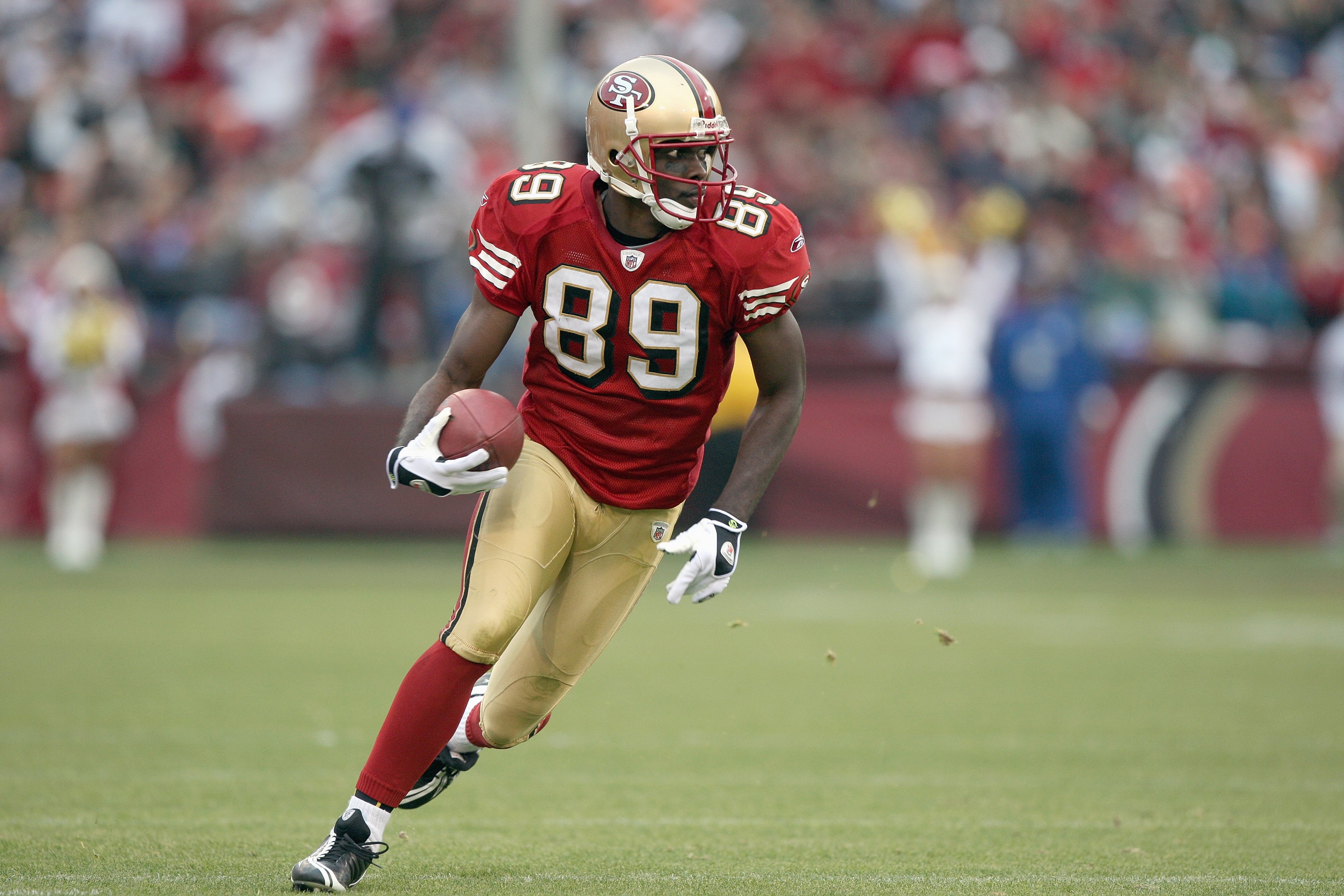SAN FRANCISCO - DECEMBER 07:  Jason Hill #89 of the San Francisco 49ers carries the ball against the New York Jets during an NFL game on December 7, 2008 at Candlestick Park in San Francisco, California. (Photo by Jed Jacobsohn/Getty Images)