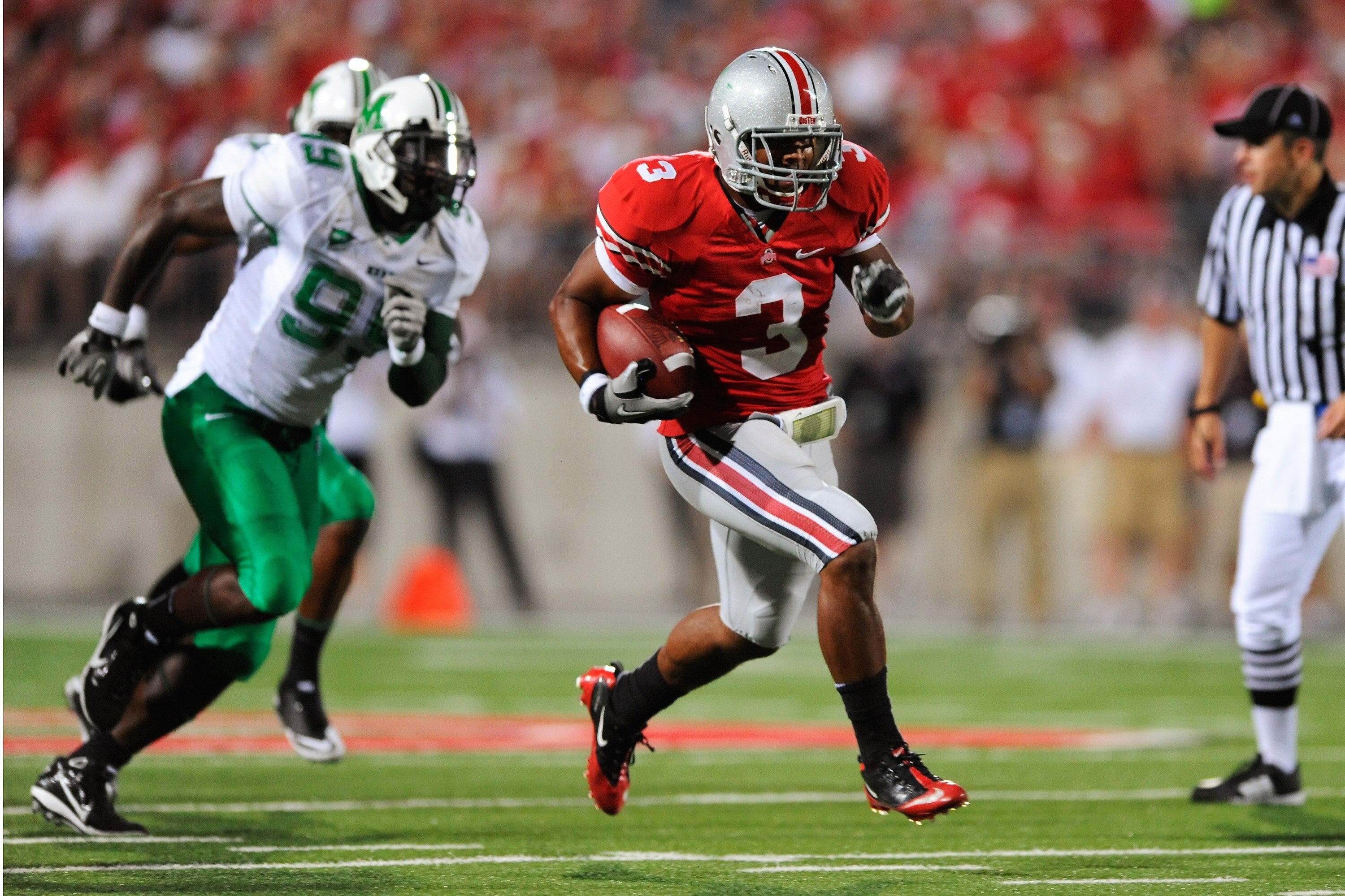 COLUMBUS, OH - SEPTEMBER 2:  Brandon Saine #3 of the Ohio State Buckeyes takes off on a 45-yard touchdown run in the second quarter against the Marshall Thundering Herd at Ohio Stadium on September 2, 2010 in Columbus, Ohio.  (Photo by Jamie Sabau/Getty I