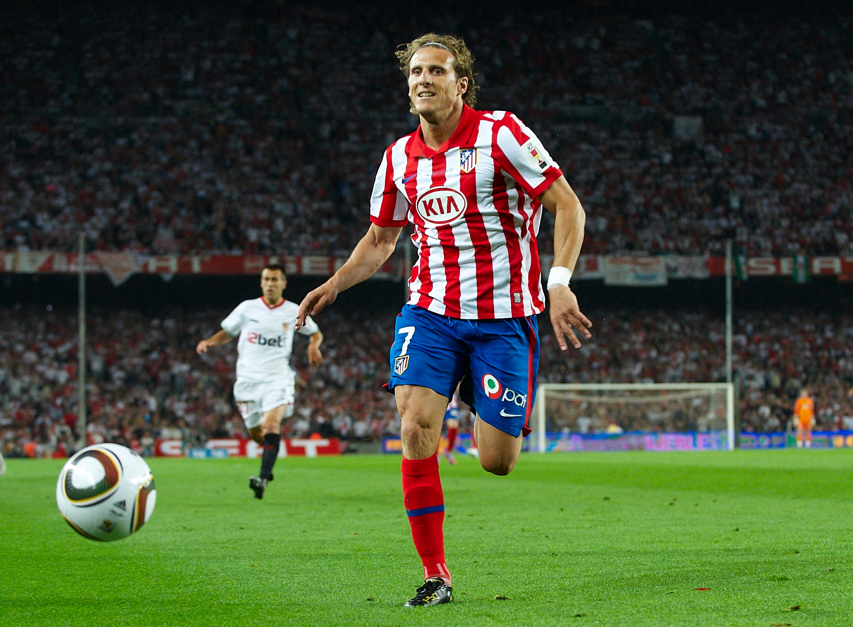BARCELONA, SPAIN - MAY 19: Diego Forlan of Atletico de Madrid in action during the Copa del Rey final between Atletico de Madrid and Sevilla at Camp Nou stadium on May 19, 2010 in Barcelona, Spain. Sevilla won 2-0.  (Photo by Manuel Queimadelos Alonso/Get