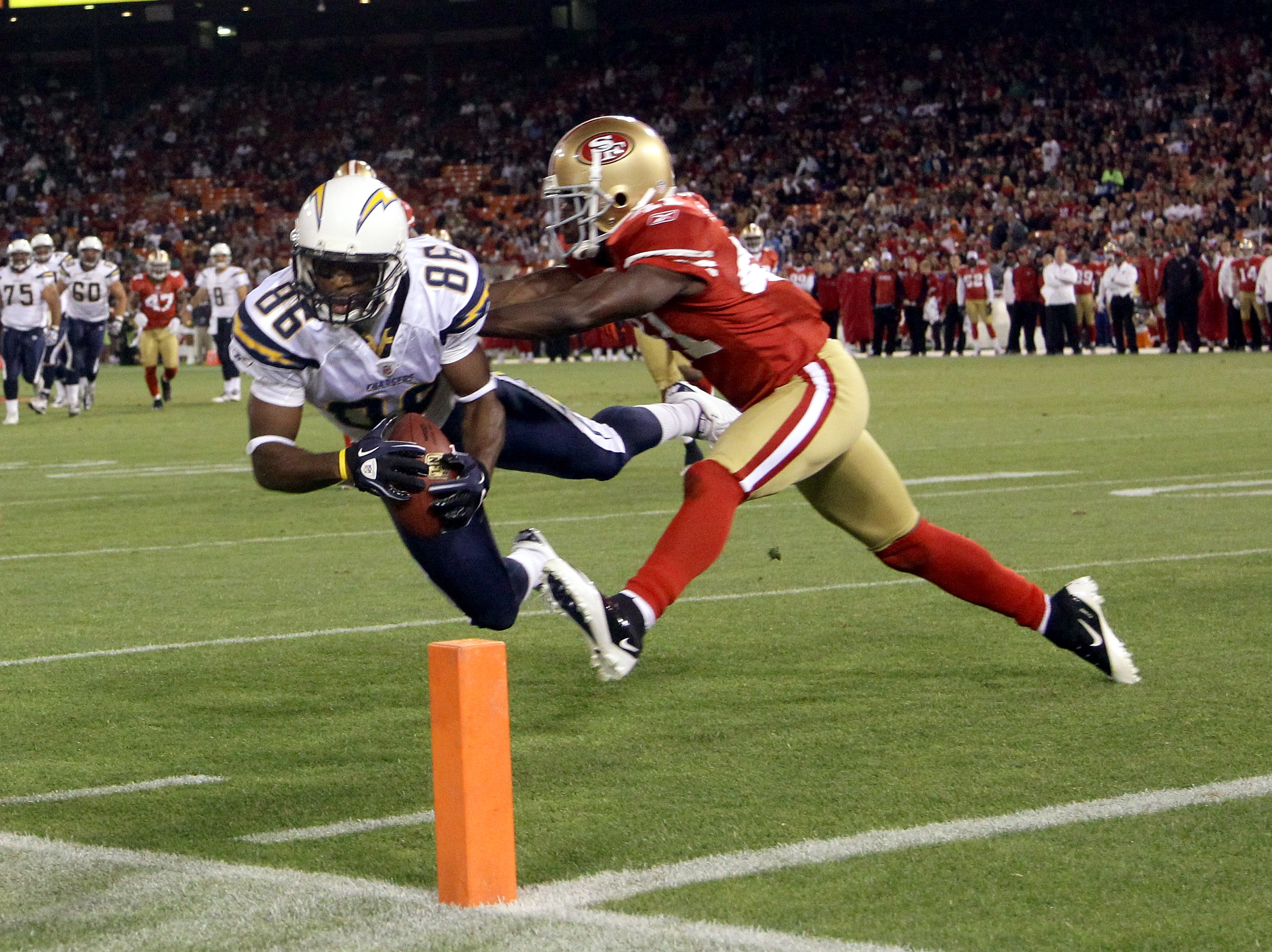 SAN FRANCISCO - SEPTEMBER 02:  Jeremy Williams #86 of the San Diego Chargers catches the ball while defended by Karl Paymah #41 of the San Francisco 49ers at Candlestick Park  on September 2, 2010 in San Francisco, California.  (Photo by Ezra Shaw/Getty I