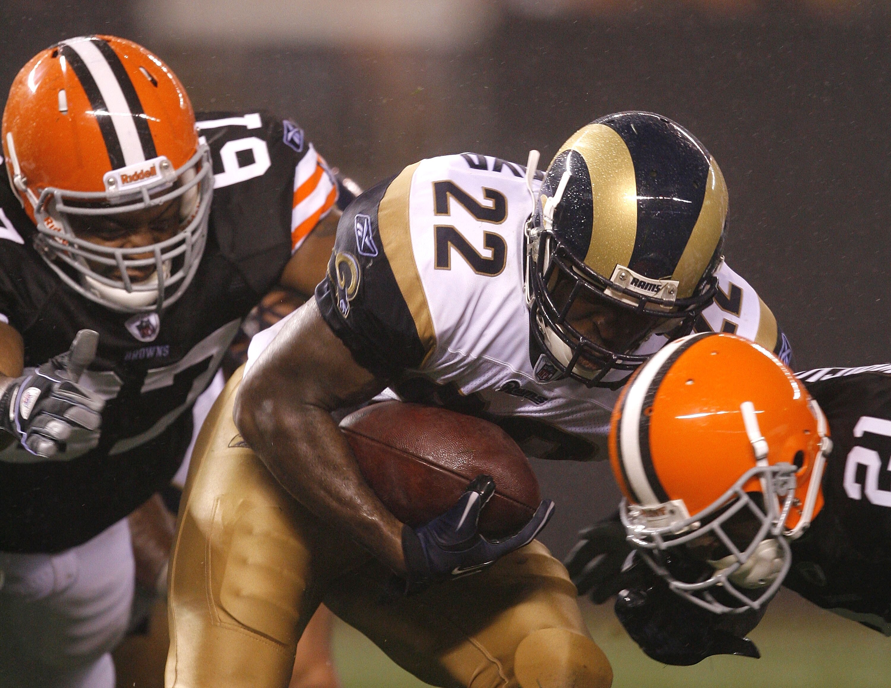 CLEVELAND - AUGUST 21:  St. Louis Rams #22 Chris Ogbonnaya is hit by #61 Joel Reinders and #21 Eric Wright of the Cleveland Browns at Cleveland Browns Stadium on August 21, 2010 in Cleveland, Ohio.  (Photo by Matt Sullivan/Getty Images)