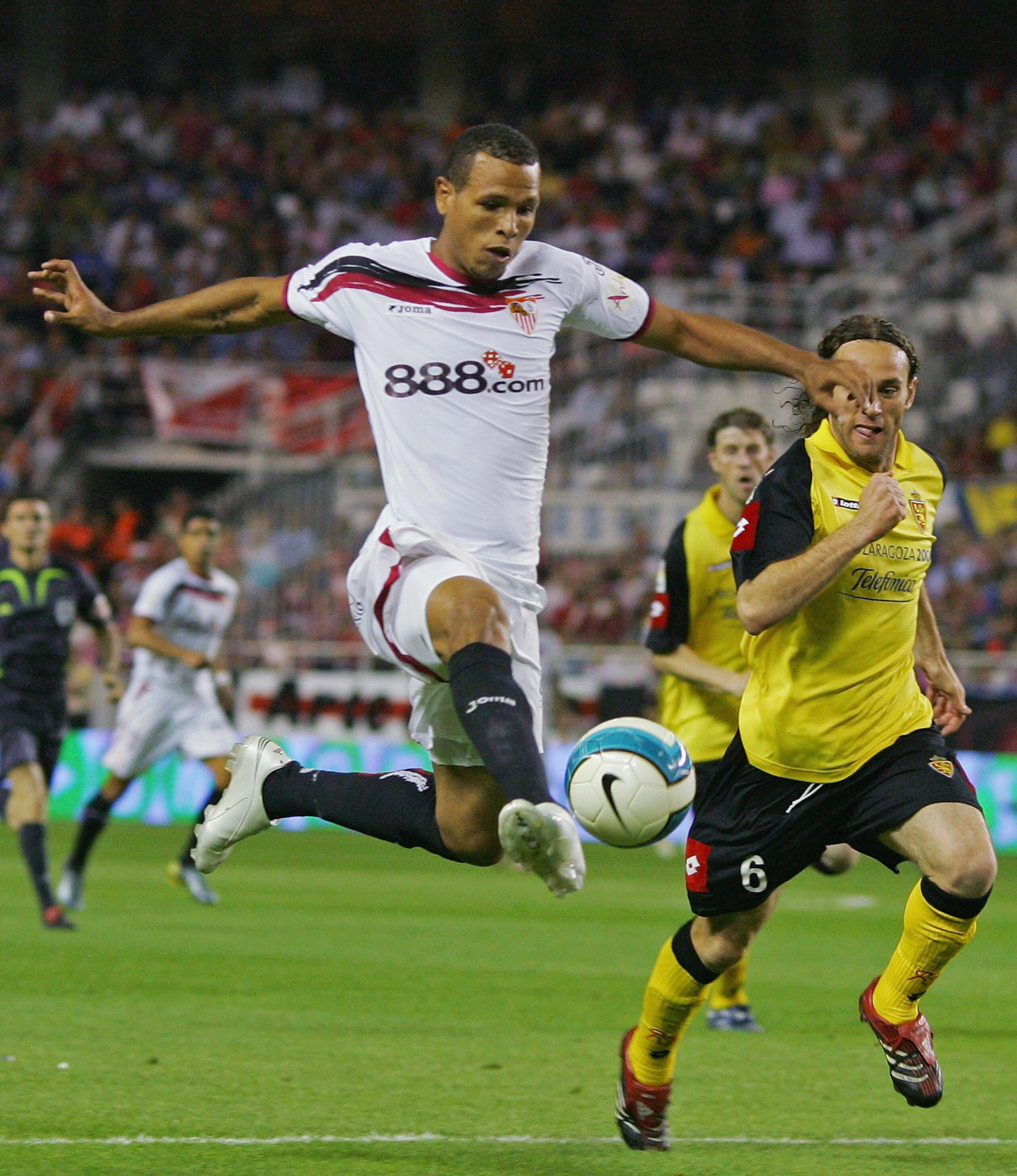 SEVILLE, SPAIN - MAY 27:  Luis Fabiano (L) of Sevilla beats Gabi Milito of Zaragoza during the Primera Liga match between Sevilla and Real Zaragoza at the Sanchez Pizjuan stadium on May 27, 2007 in Seville, Spain.  (Photo by Denis Doyle/Getty Images)