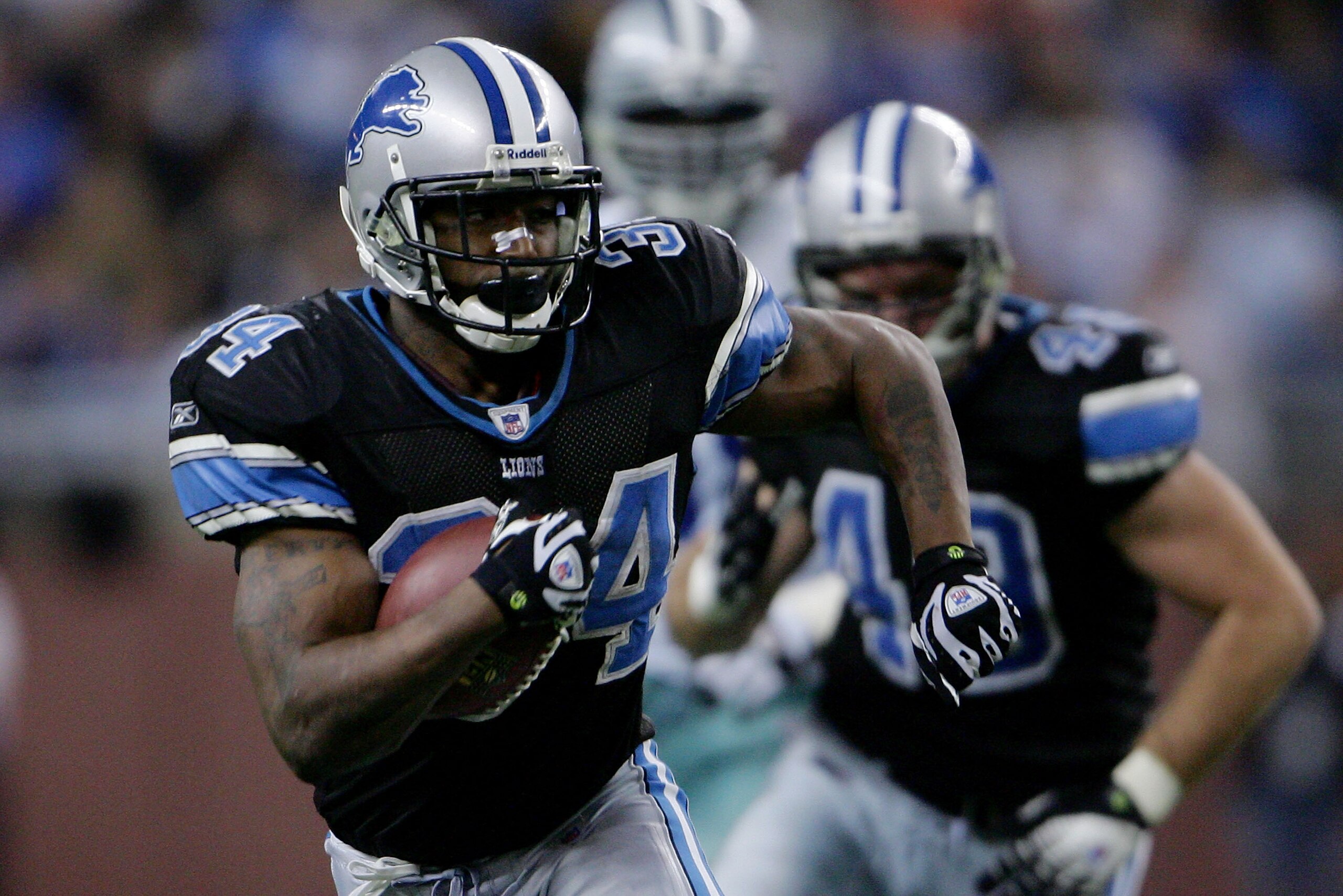 DETROIT - DECEMBER 09: Kevin Jones #34 of the Detroit Lions makes a break against the Dallas Cowboys on December 9, 2007 at Ford Field in Detroit, Michigan.  (Photo by Chris McGrath/Getty Images)