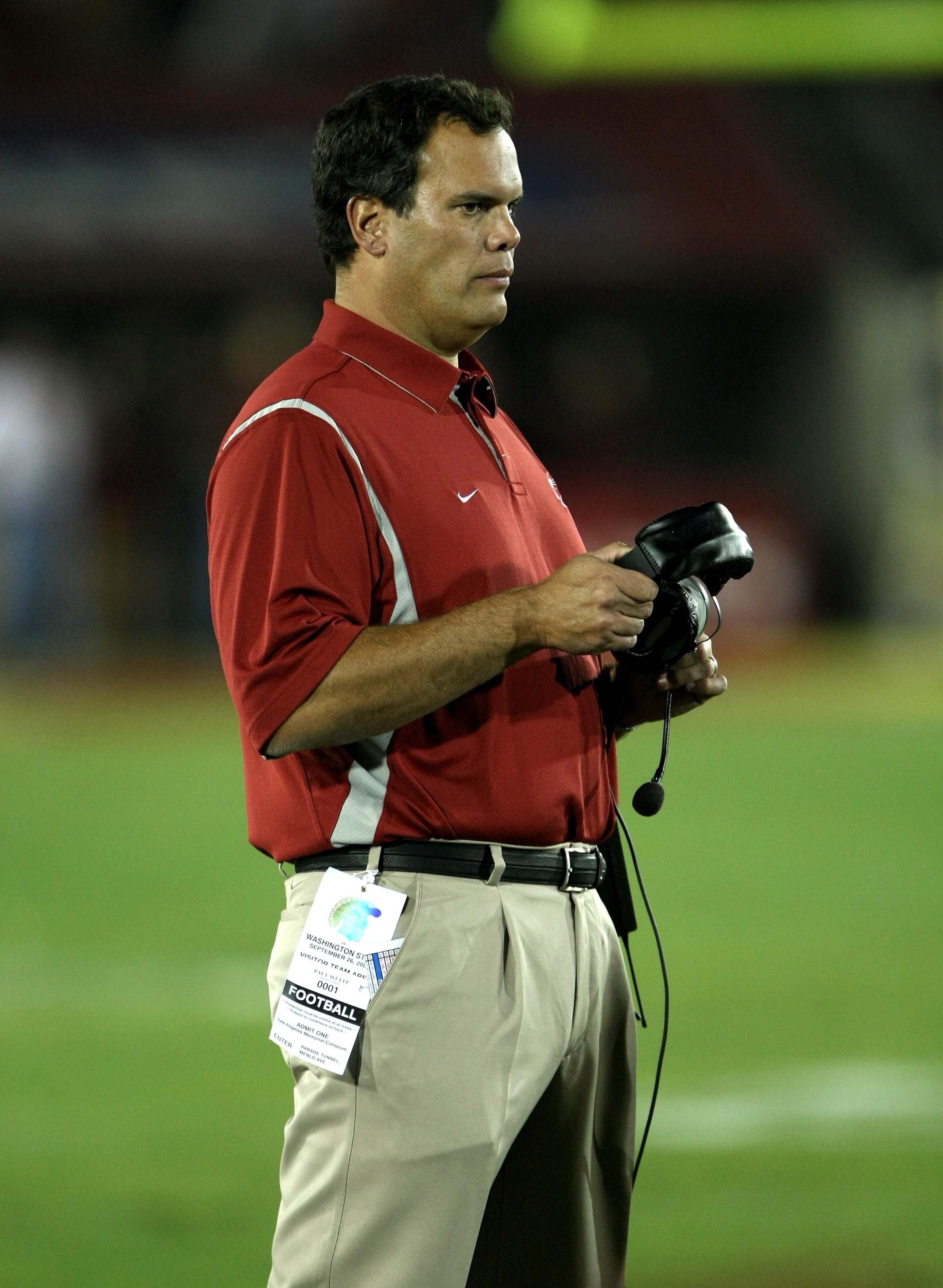 LOS ANGELES, CA - SEPTEMBER 26:  Head coach Paul Wulff of the Washington State Cougars works during the game with the USC Trojans on September 23, 2009 at the Los Angeles Coliseum in Los Angeles, California.  USC won 27-6.  (Photo by Stephen Dunn/Getty Im