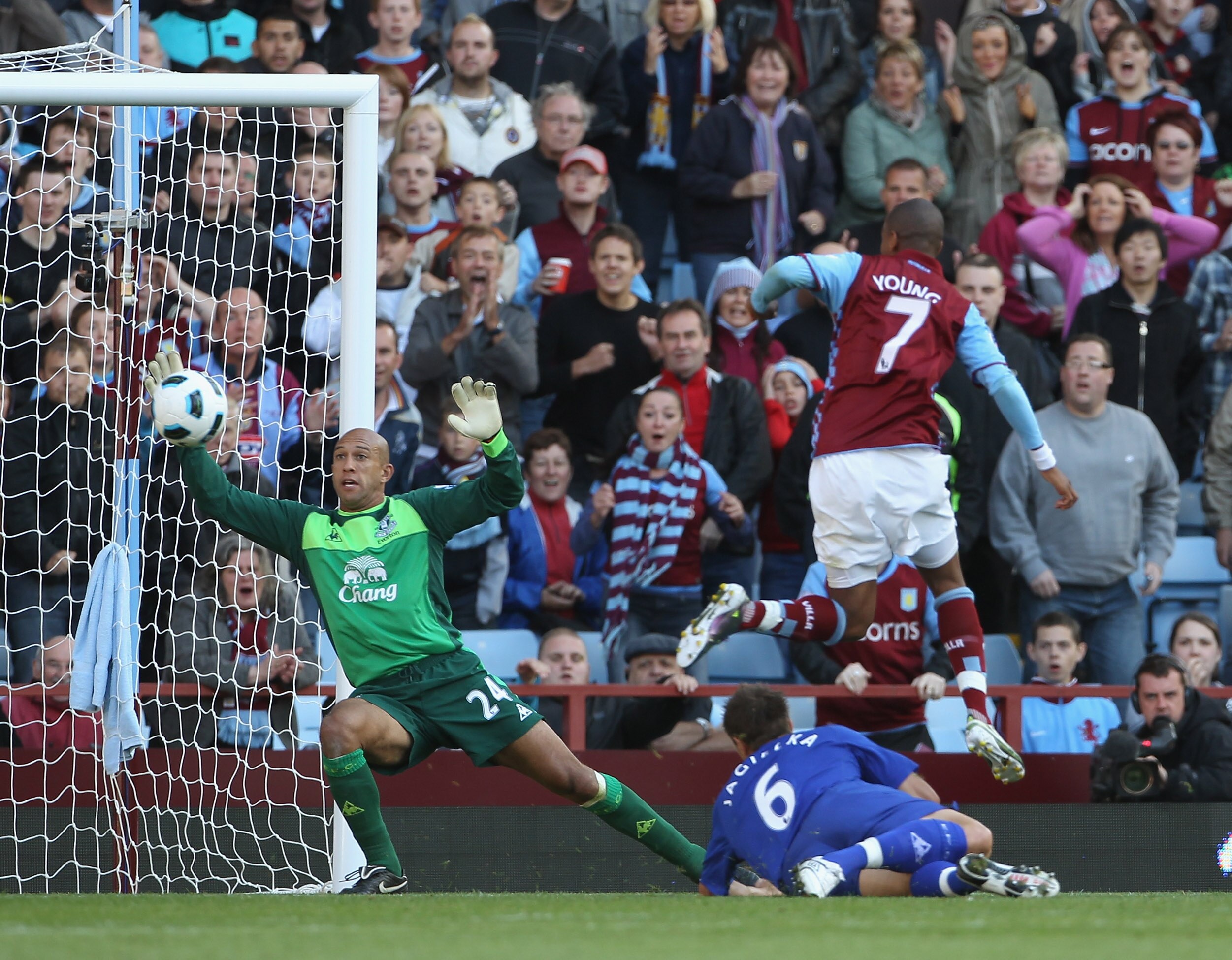 BIRMINGHAM, ENGLAND - AUGUST 29:  Tim Howard of Everton  makes a save from a shot by Ashley Young  of Aston Villa during the Barclays Premier League match between Aston Villa and Everton at Villa Park on August 29, 2010 in Birmingham, England.  (Photo by 