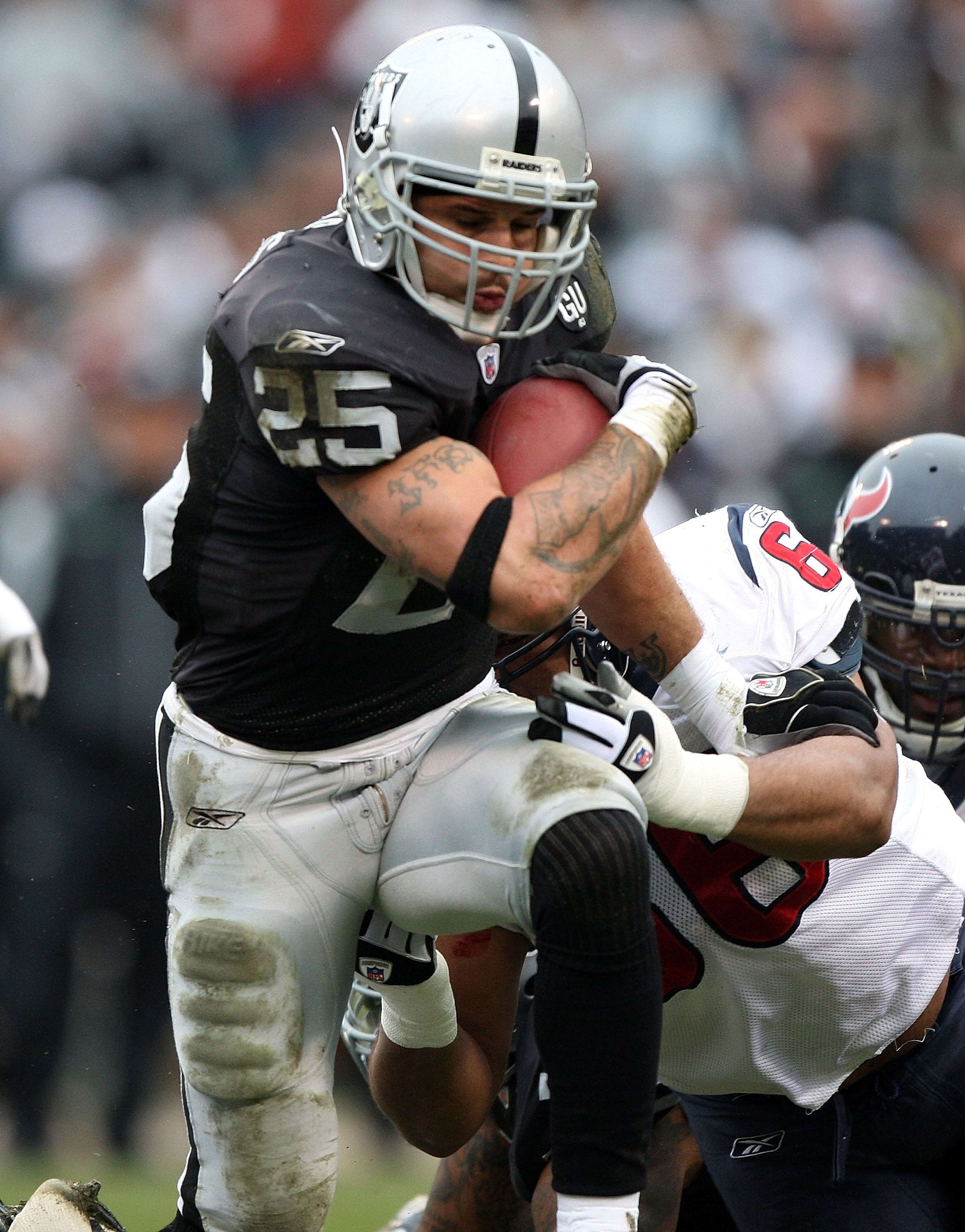 OAKLAND, CA - DECEMBER 21: Justin Fargas #25 of the Oakland Raiders runs against the Houston Texans during an NFL game on December 21, 2008 at the Oakland-Alameda County Coliseum in Oakland, California.  (Photo by Jed Jacobsohn/Getty Images)