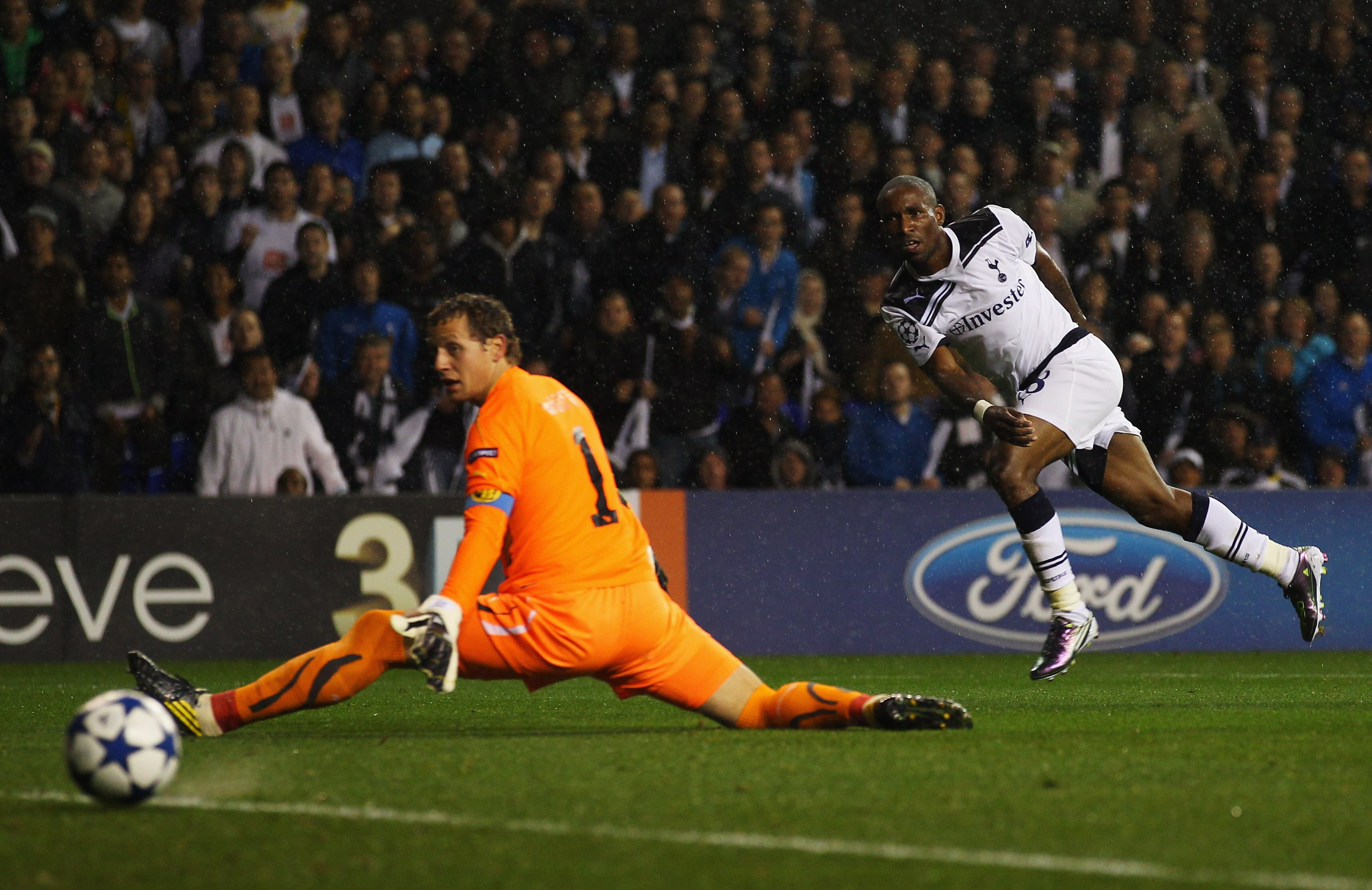 LONDON, ENGLAND - AUGUST 25:  Jermain Defoe of Tottenham Hotspur shoots past goalkeeper Marco Wolfli of BSC Young Boys but misses during the UEFA Champions League play-off second leg match between Tottenham Hotspur and BSC Young Boys at White Hart Lane on