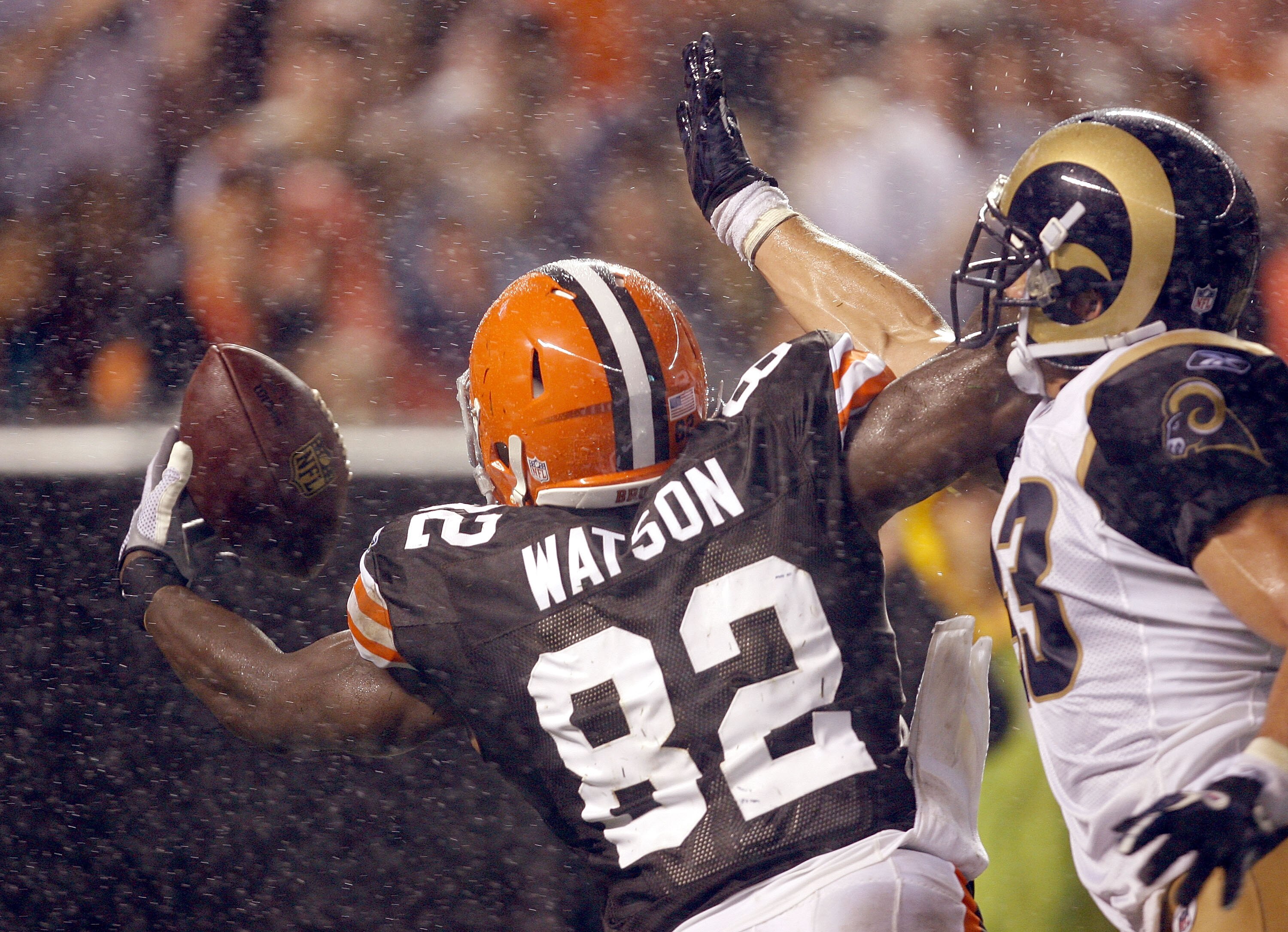 CLEVELAND - AUGUST 21:  Benjamin Watson #82 of the Cleveland Browns scores a touchdown in front of Craig Dahl #43 of the St. Louis Rams at Cleveland Browns Stadium on August 21, 2010 in Cleveland, Ohio.  (Photo by Matt Sullivan/Getty Images)