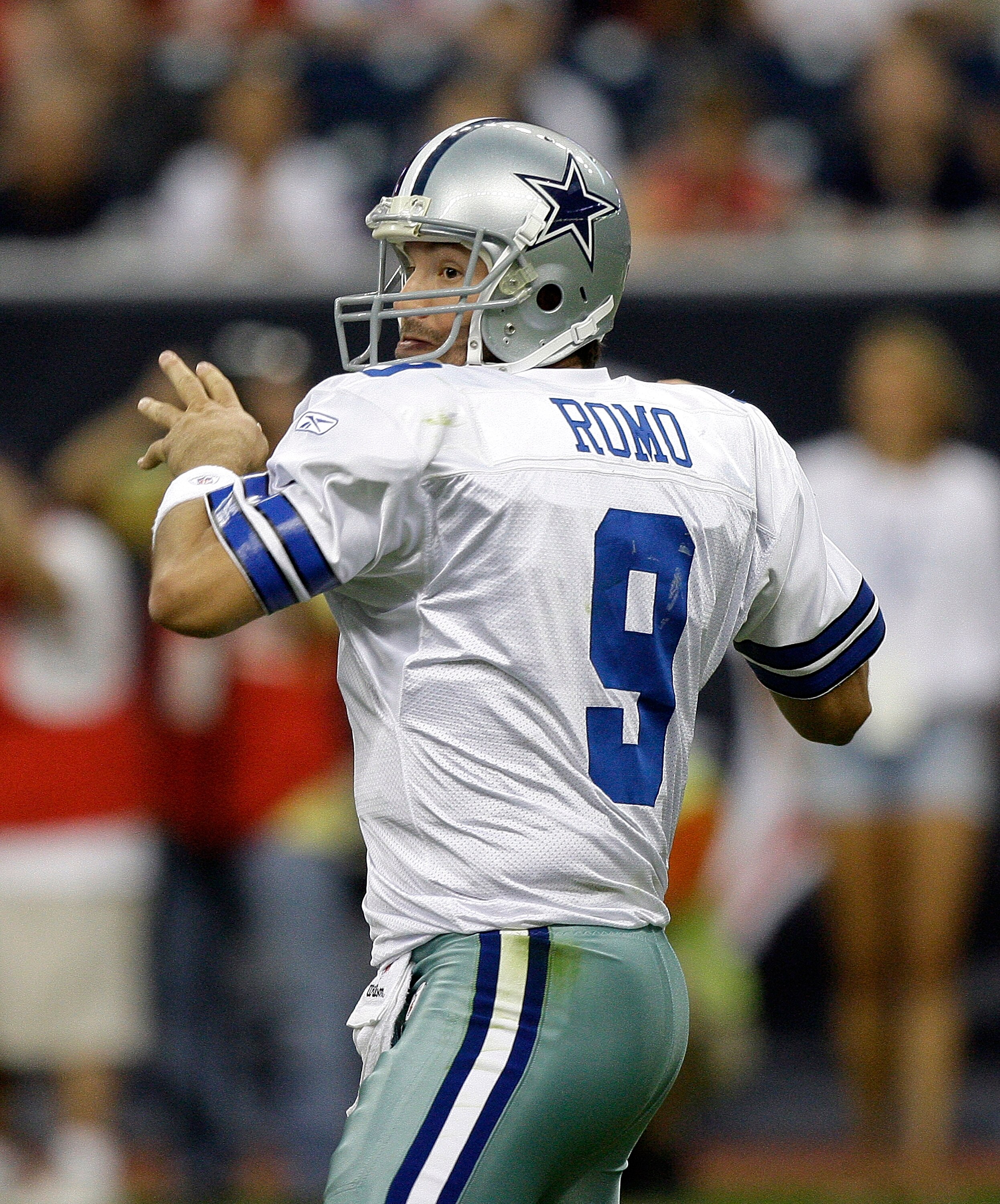 HOUSTON - AUGUST 28:  Quarterback Tony Romo #9 of the Dallas Cowboys looks for a receiver against the Houston Texans in a preseason game at Reliant Stadium on August 28, 2010 in Houston, Texas.  (Photo by Bob Levey/Getty Images)