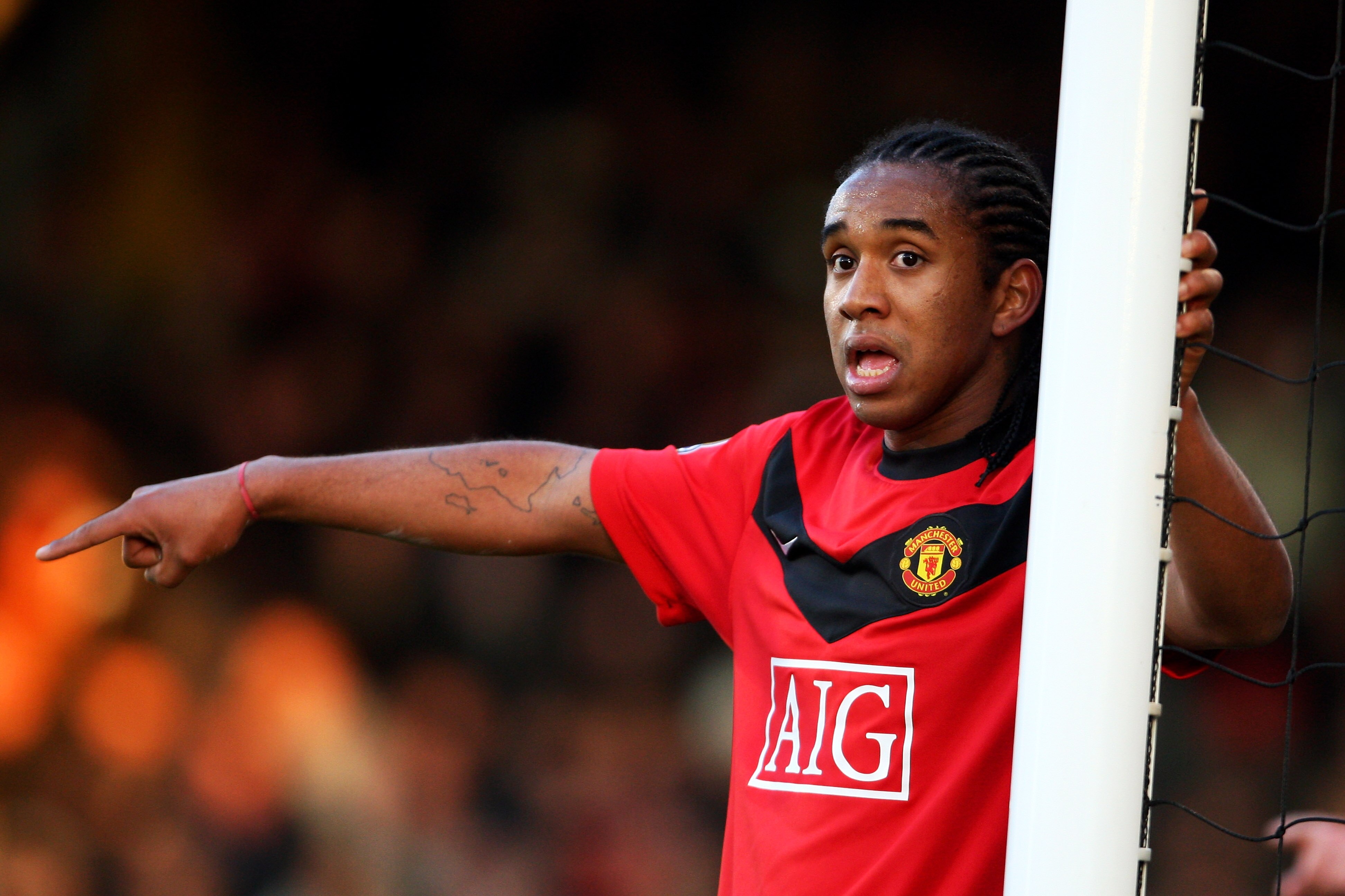 LONDON, ENGLAND - DECEMBER 19:  Anderson of Manchester United gestures to teammates during the Barclays Premier League match between Fulham and Manchester United at Craven Cottage on December 19, 2009 in London, England.  (Photo by Phil Cole/Getty Images)