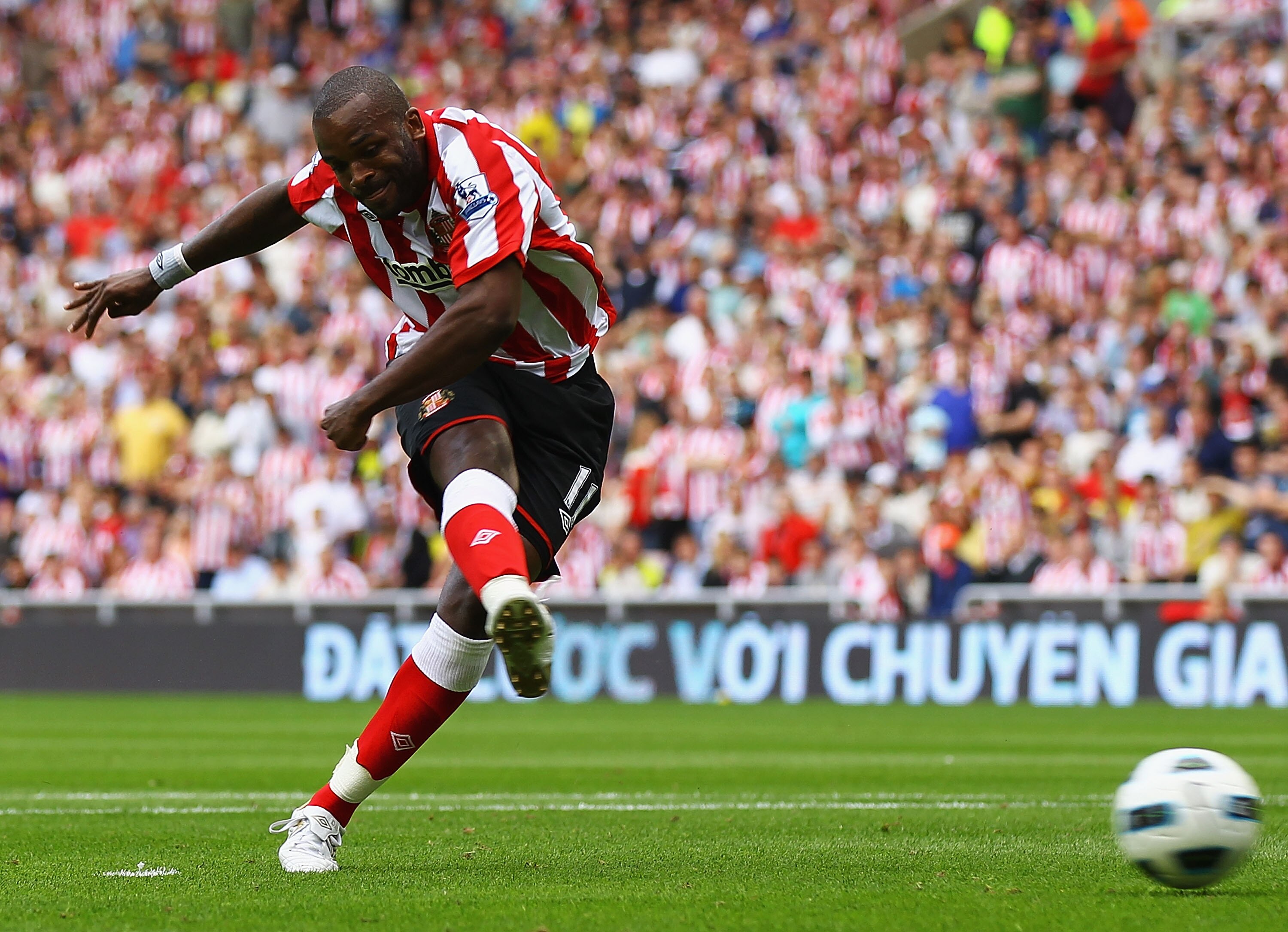 SUNDERLAND, ENGLAND - AUGUST 14:  Darren Bent of Sunderland scores a goal from the penalty spot during the Barclays Premier League match between Sunderland and Birmingham City at the Stadium of Light on August 14, 2010 in Sunderland, England.  (Photo by M