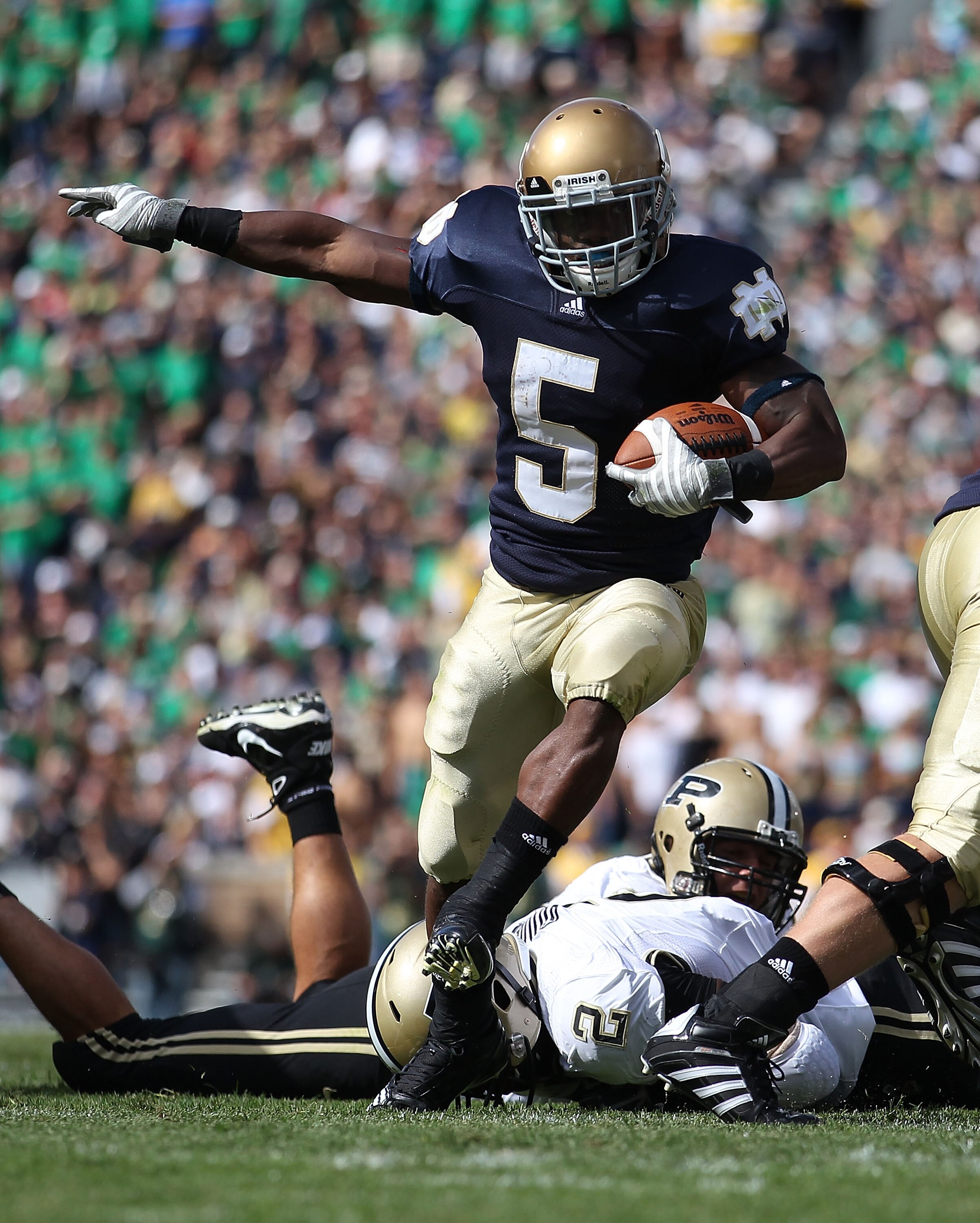 SOUTH BEND, IN - SEPTEMBER 04: Armando Allen Jr. #5 of the Notre Dame Fighting Irish runs for a yardage against the Purdue Boilermakers at Notre Dame Stadium on September 4, 2010 in South Bend, Indiana. (Photo by Jonathan Daniel/Getty Images)