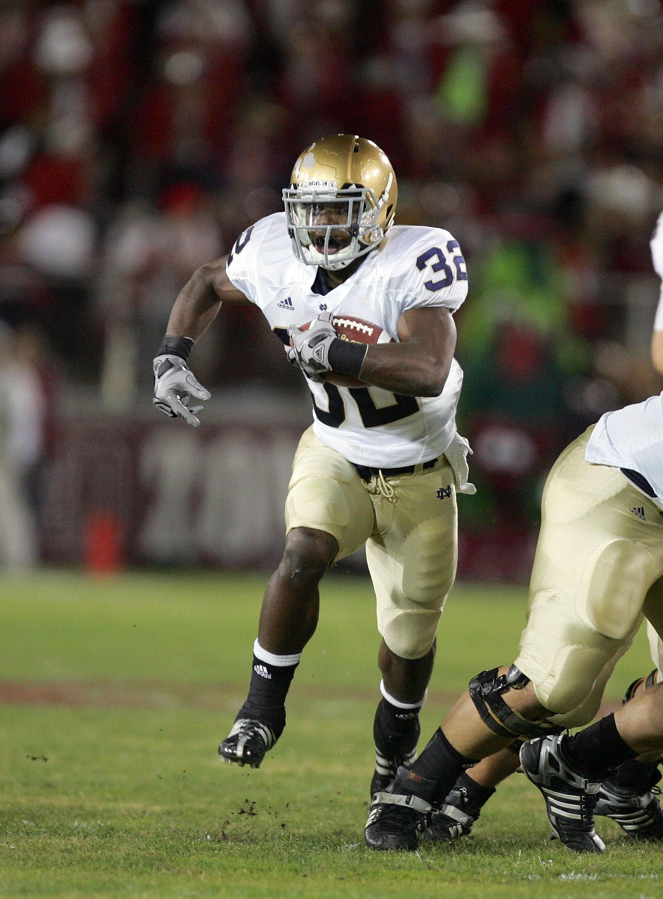 PALO ALTO, CA - NOVEMBER 28:  Theo Riddick #32 of the Notre Dame Fighting Irish runs with the ball during their game against the Stanford Cardinal at Stanford Stadium on November 28, 2009 in Palo Alto, California.  (Photo by Ezra Shaw/Getty Images)