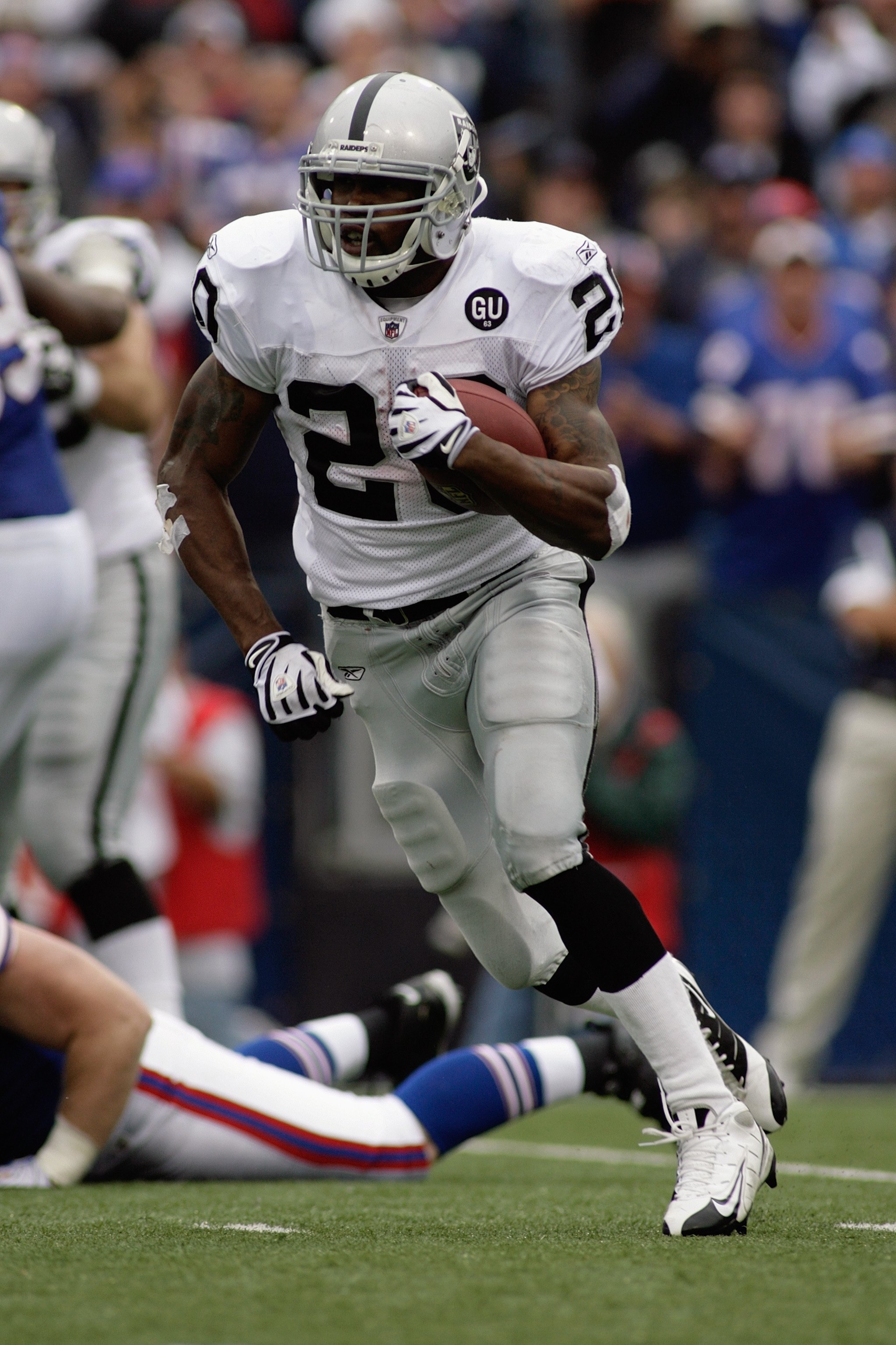 ORCHARD PARK, NY - SEPTEMBER 21:  Darren McFadden #20 of the Oakland Raiders runs with the ball during the game against the Buffalo Bills on September 21, 2008 at Ralph Wilson Stadium in Orchard Park, New York. (Photo by Rick Stewart/Getty Images)