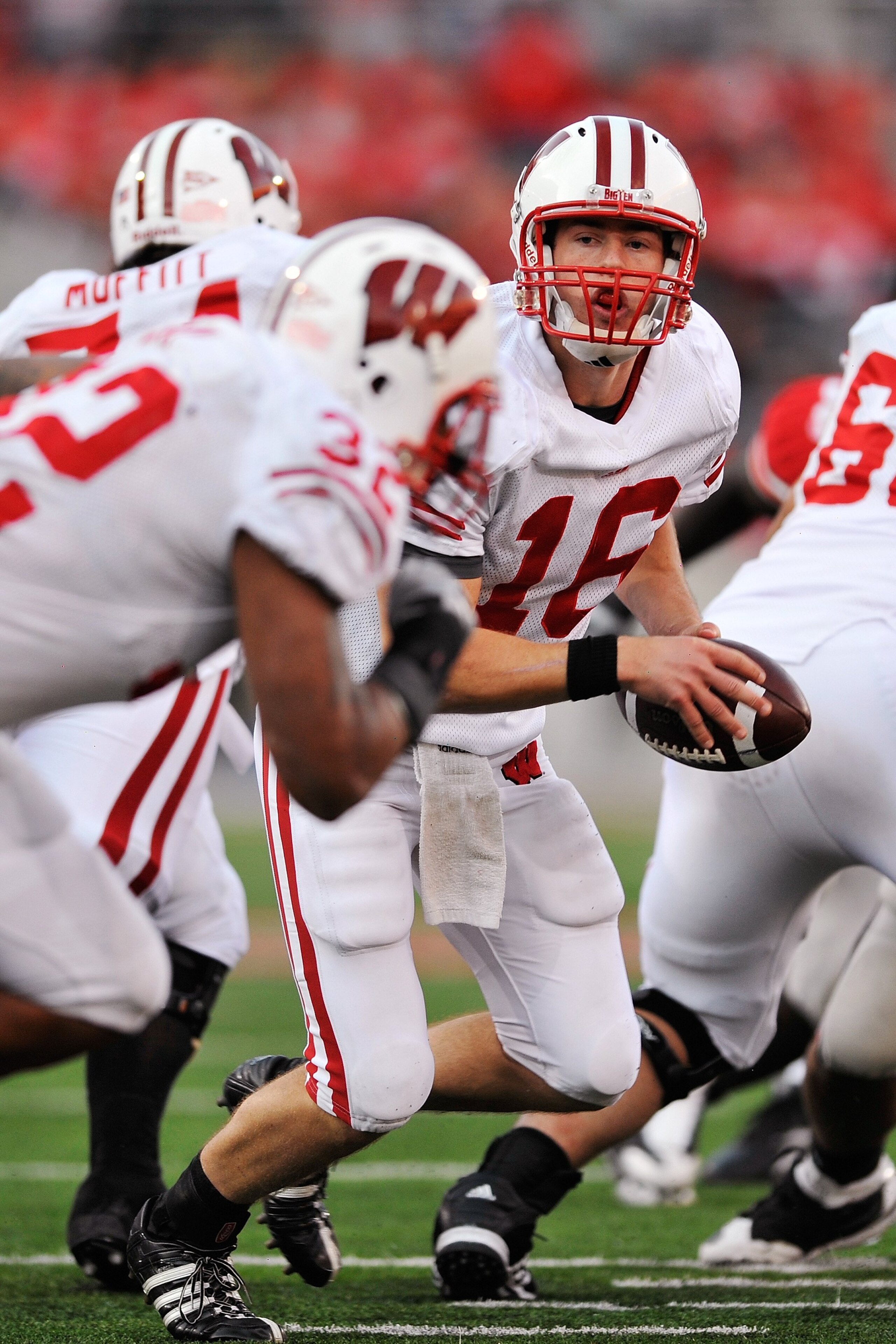 COLUMBUS, OH - OCTOBER 10: Quarterback Scott Tolzien #16 of the Wisconsin Badgers hands off the ball against the Ohio State Buckeyes at Ohio Stadium on October 10, 2009 in Columbus, Ohio. (Photo by Jamie Sabau/Getty Images) COLUMBUS, OH - OCTOBER 10: Quarterback Scott Tolzien #16 of the Wisconsin Badgers hands off the ball against the Ohio State Buckeyes at Ohio Stadium on October 10, 2009 in Columbus, Ohio. (Photo by Jamie Sabau/Getty Images)