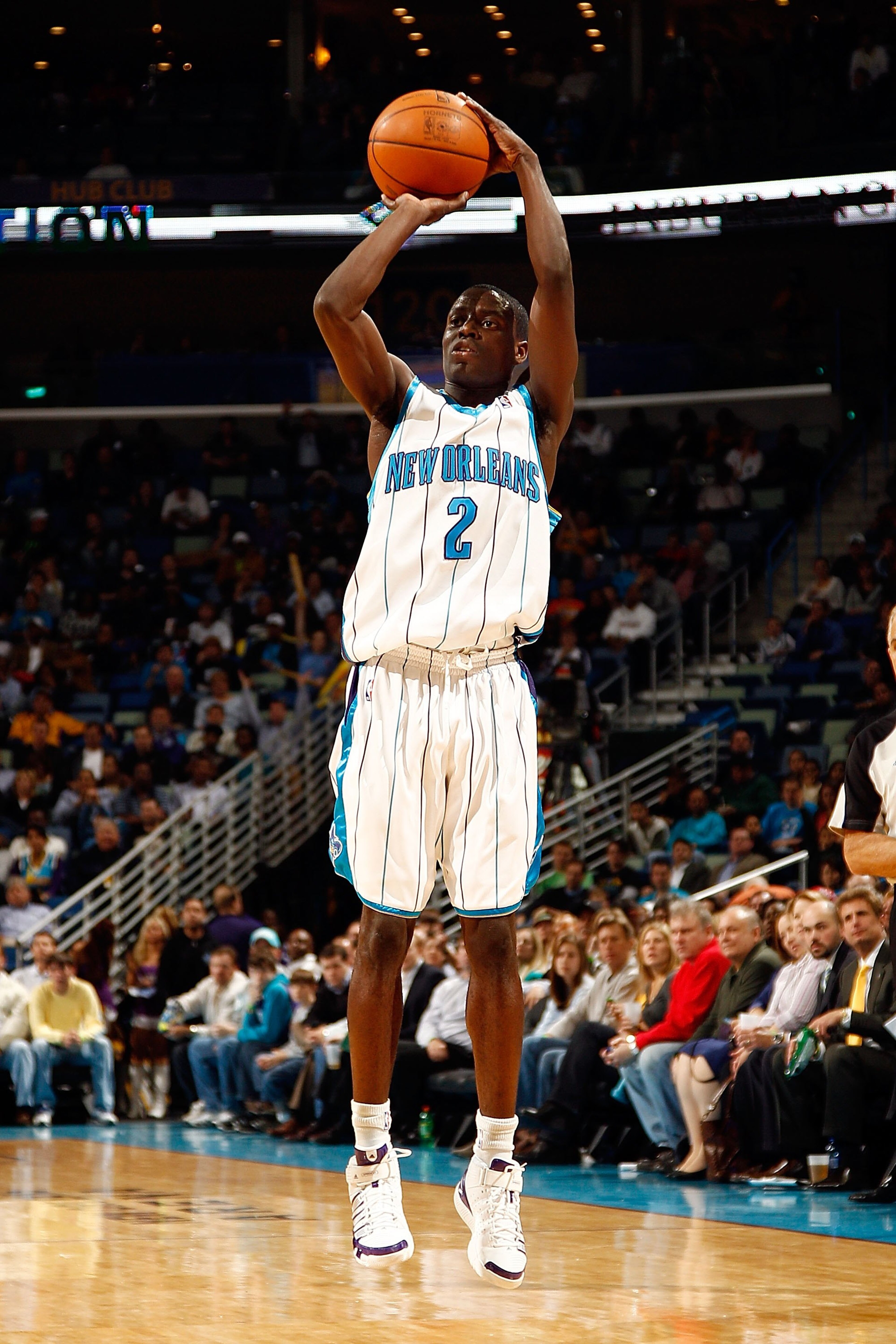 NEW ORLEANS - MARCH 22: Darren Collison #2 of the New Orleans Hornets shoots the ball during the game against the Dallas Mavericks at the New Orleans Arena on March 22, 2010 in New Orleans, Louisiana. NOTE TO USER: User expressly acknowledges and agrees NEW ORLEANS - MARCH 22: Darren Collison #2 of the New Orleans Hornets shoots the ball during the game against the Dallas Mavericks at the New Orleans Arena on March 22, 2010 in New Orleans, Louisiana. NOTE TO USER: User expressly acknowledges and agrees