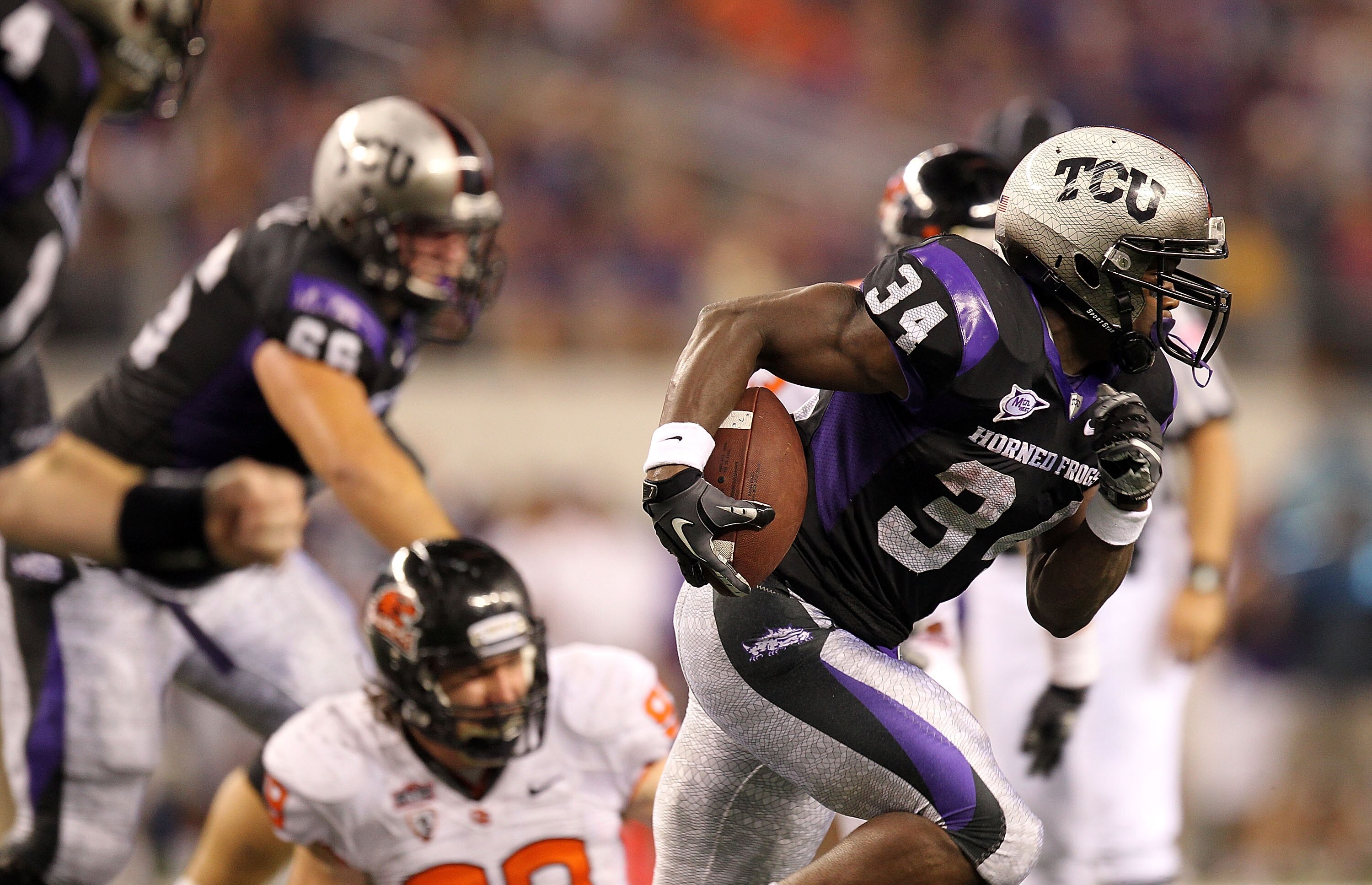 ARLINGTON, TX - SEPTEMBER 04:  Tailback Ed Wesley #34 of the TCU Horned Frogs runs the ball against the Oregon State Beavers at Cowboys Stadium on September 4, 2010 in Arlington, Texas.  (Photo by Ronald Martinez/Getty Images)