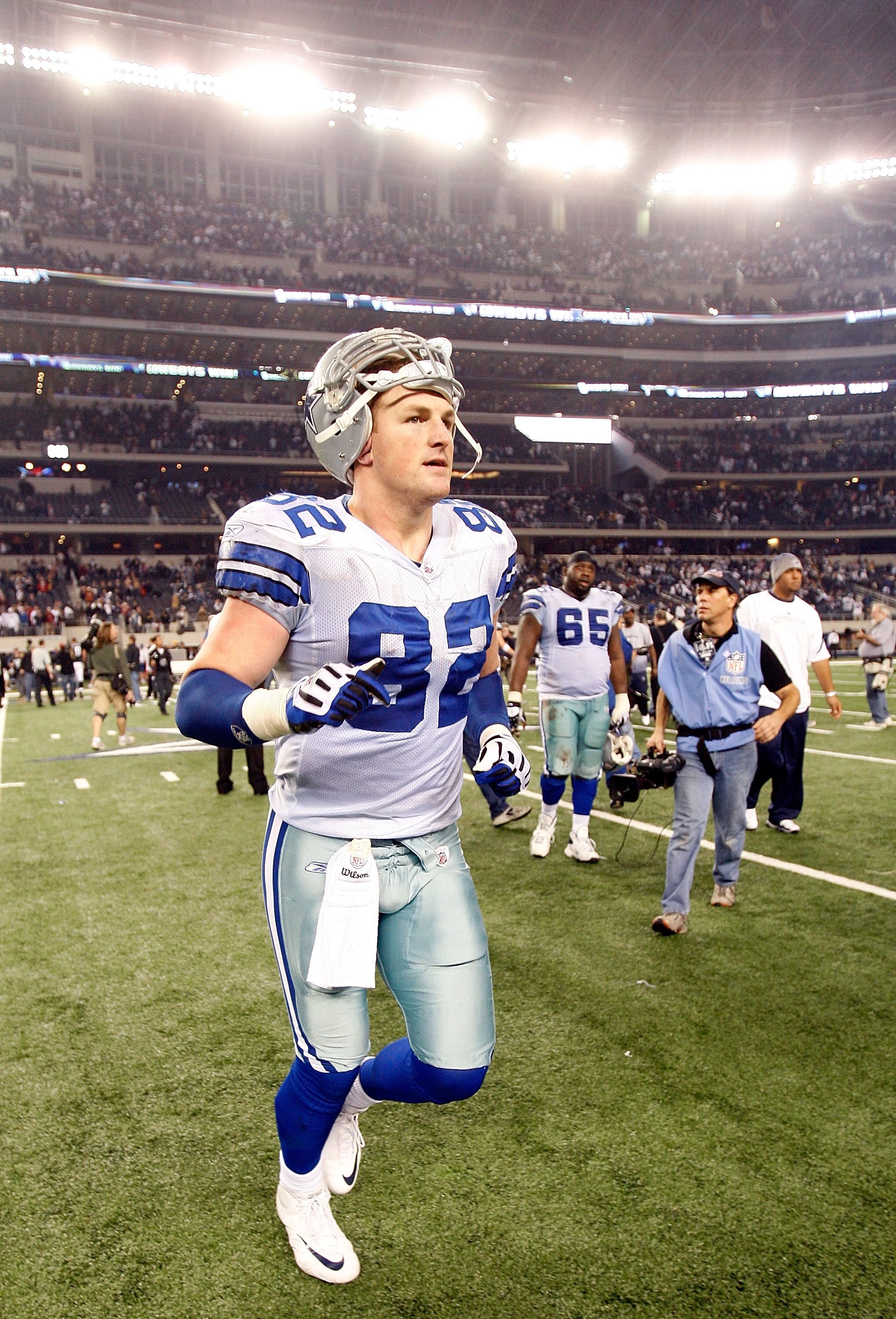 ARLINGTON, TX - JANUARY 9:  Tight end Jason Witten #82 of the Dallas Cowboys during the 2010 NFC wild-card playoff game at Cowboys Stadium on January 9, 2010 in Arlington, Texas. (Photo by Ronald Martinez/Getty Images)