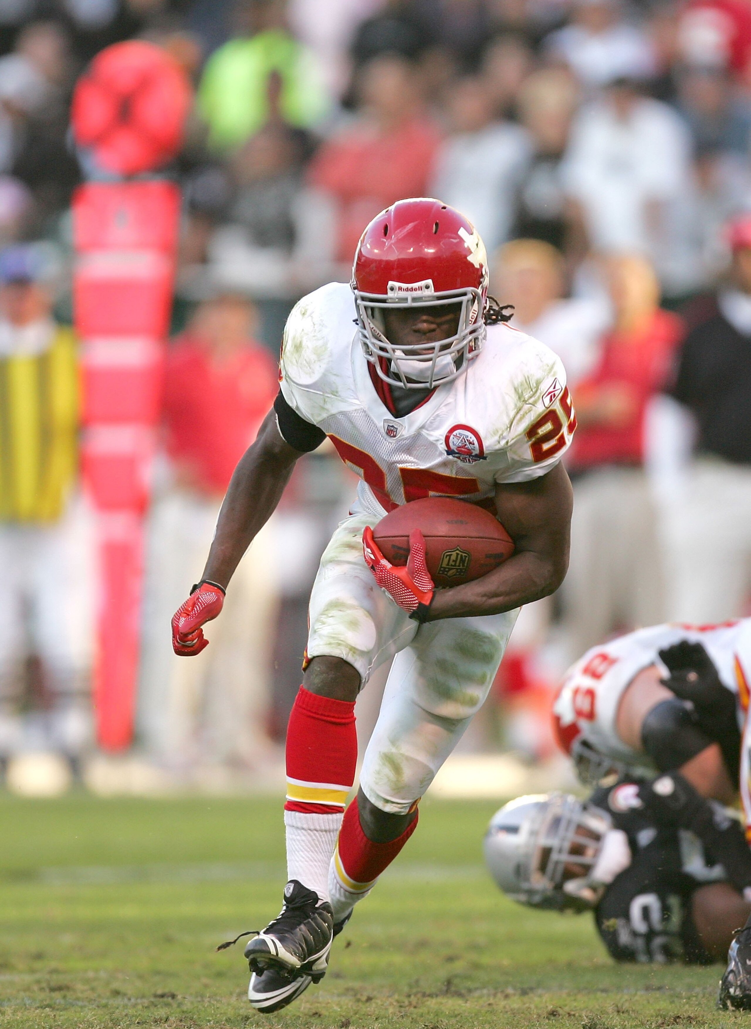 OAKLAND, CA - NOVEMBER 15:  Jamaal Charles #25 of the Kansas City Chiefs runs with the ball during their game against the Oakland Raiders at Oakland-Alameda County Coliseum on November 15, 2009 in Oakland, California.  (Photo by Ezra Shaw/Getty Images)