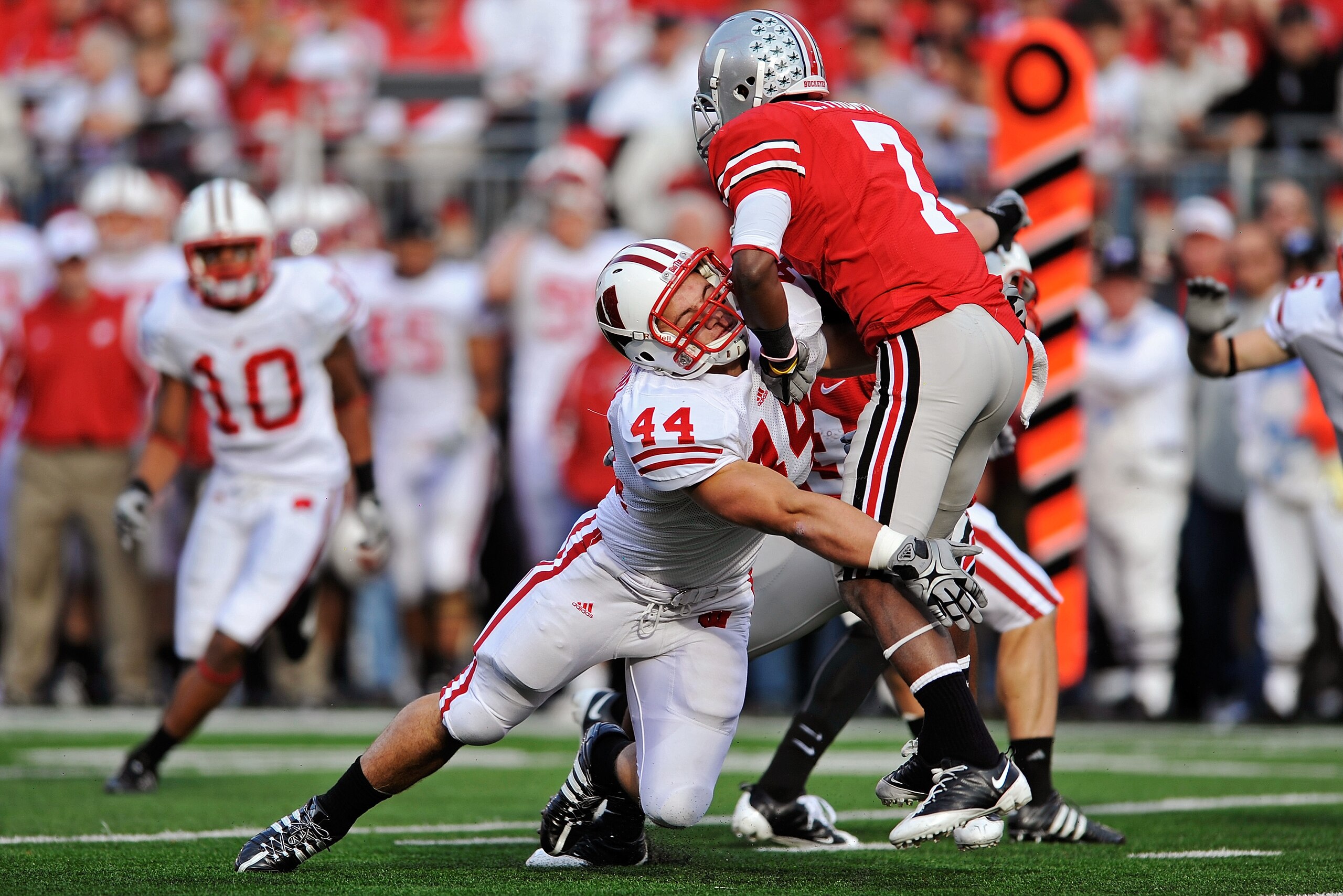 COLUMBUS, OH - OCTOBER 10:  Chris Borland #44 of the Wisconsin Badgers stops Lamaar Thomas #7 of the Ohio State Buckeyes at Ohio Stadium on October 10, 2009 in Columbus, Ohio.  (Photo by Jamie Sabau/Getty Images)