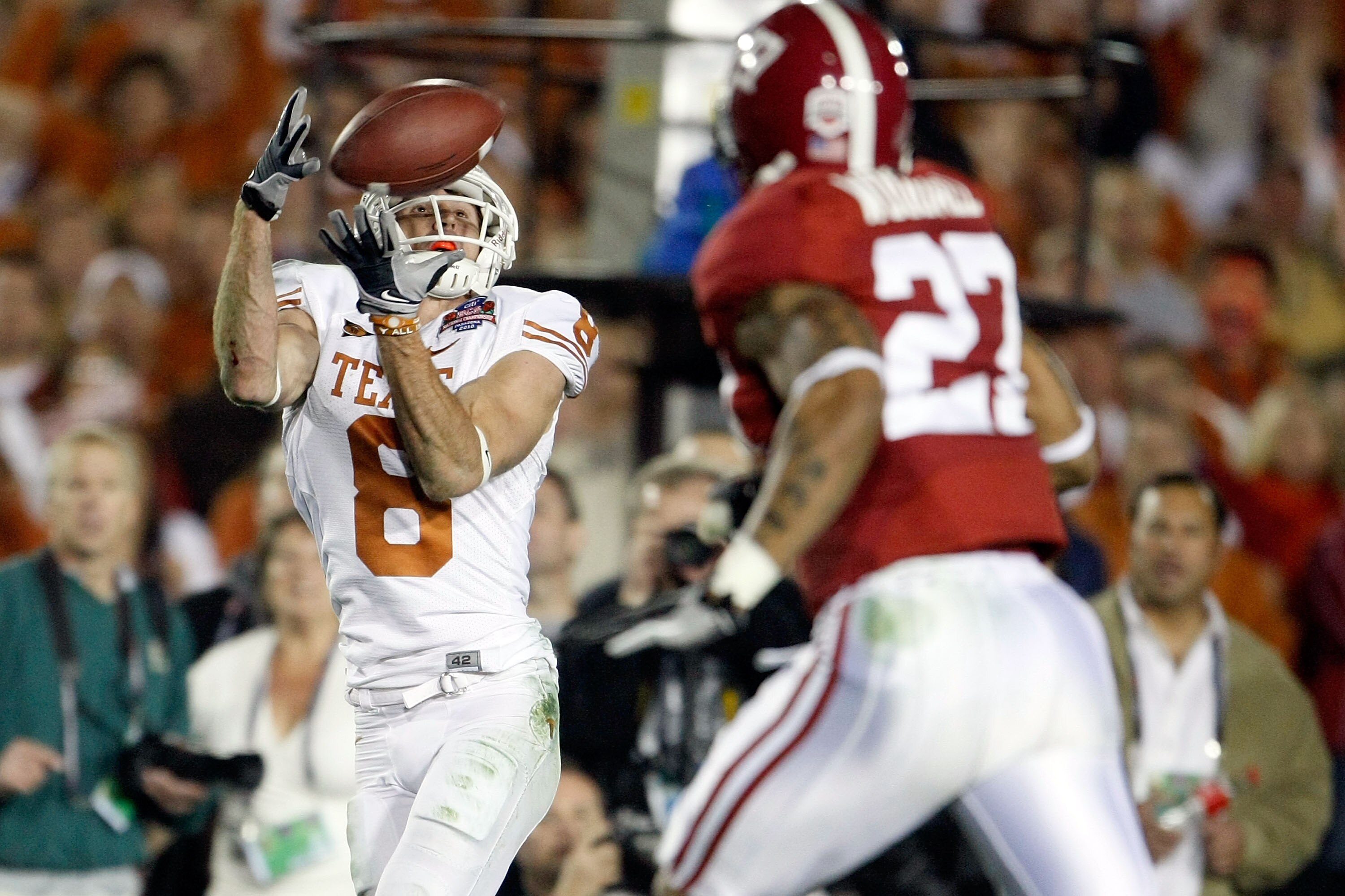 PASADENA, CA - JANUARY 07:  Wide receiver Jordan Shipley #8 of the Texas Longhorns makes a catch in front of cornerback Justin Woodall #27 of the Alabama Crimson Tide during the Citi BCS National Championship game at the Rose Bowl on January 7, 2010 in Pa