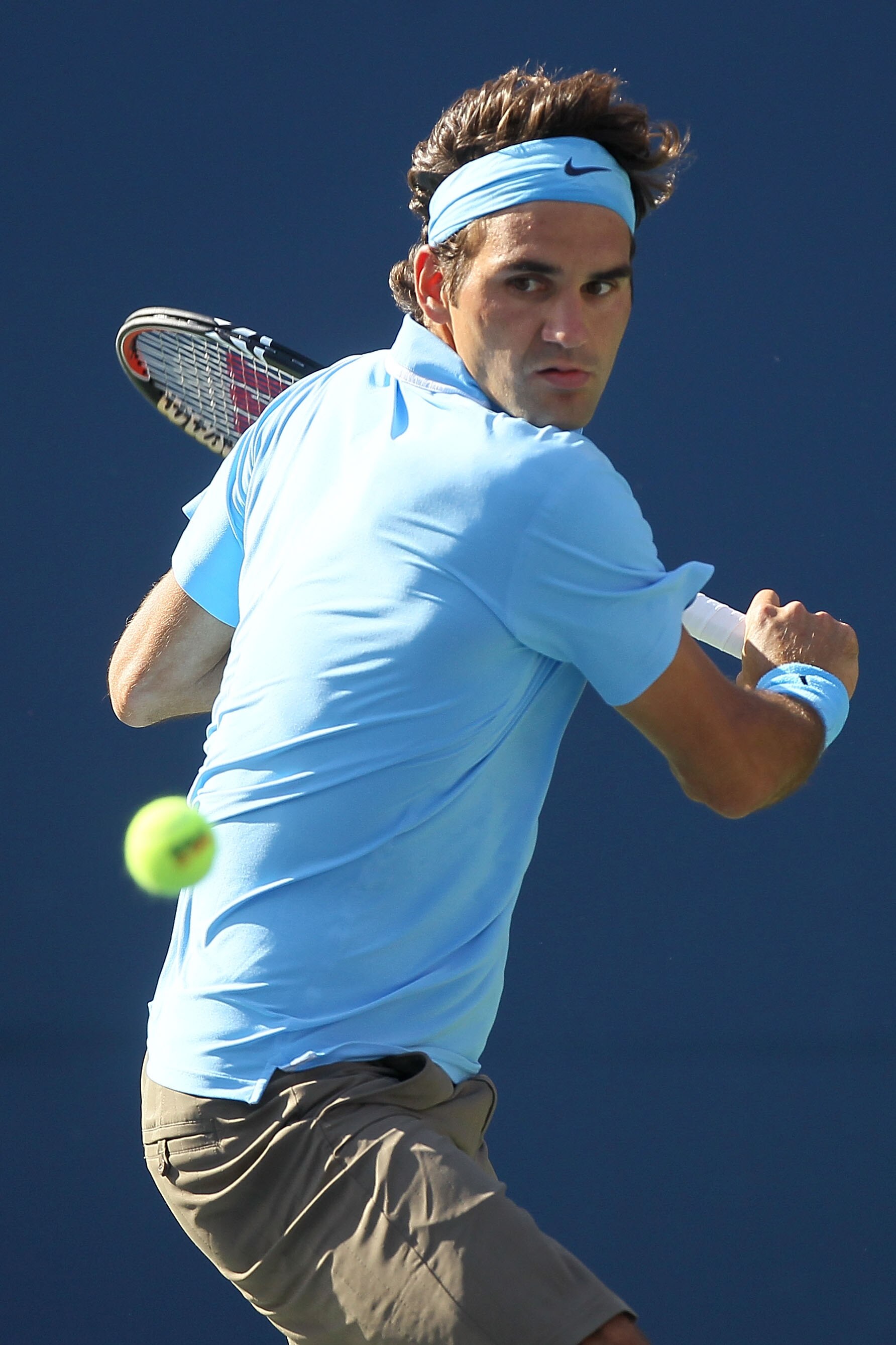 NEW YORK - SEPTEMBER 04:  Roger Federer of Switzerland returns a shot against Paul-Henri Mathieu of France during the men's singles match on day six of the 2010 U.S. Open at the USTA Billie Jean King National Tennis Center on September 4, 2010 in the Flus