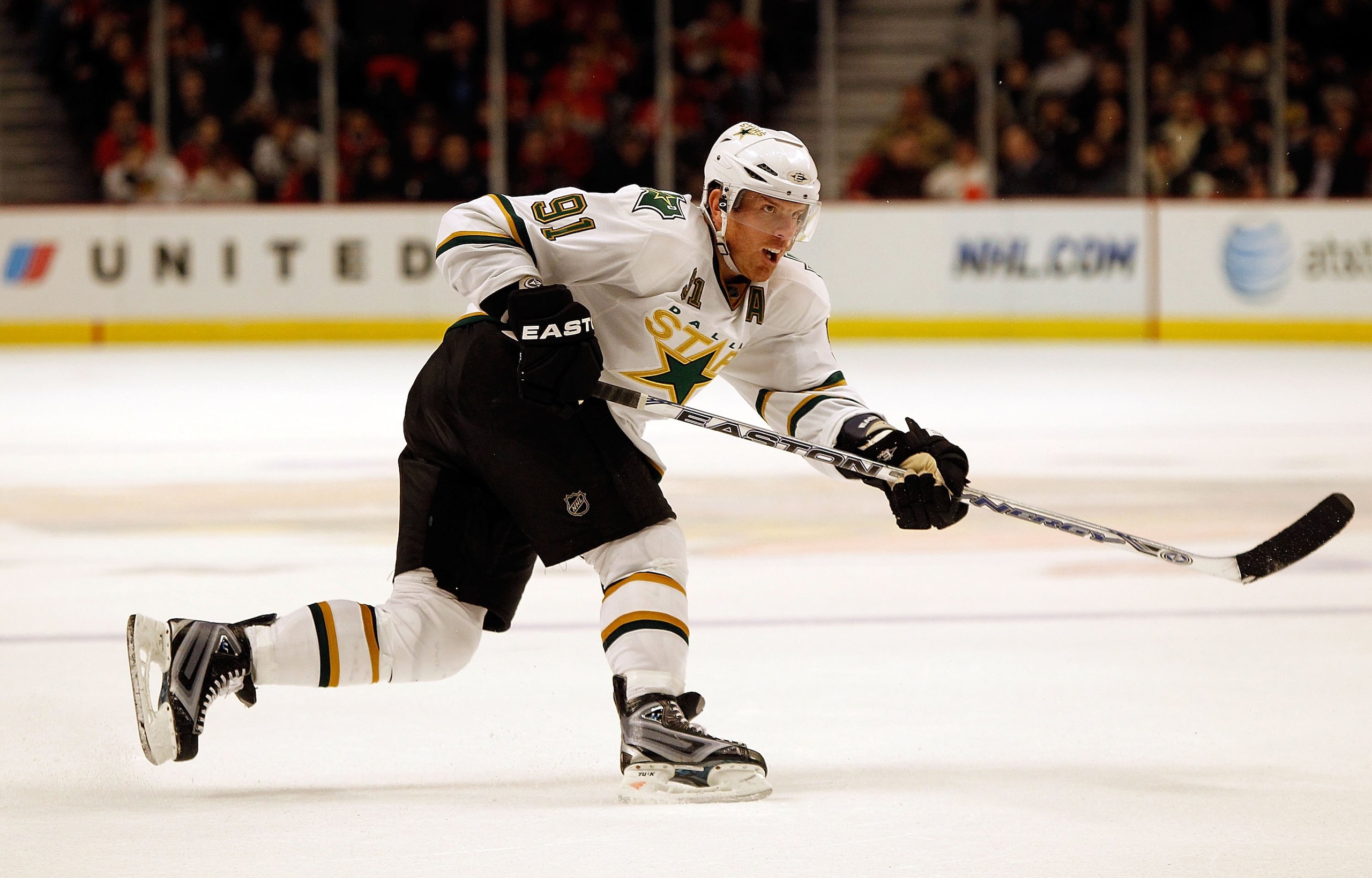 CHICAGO - FEBRUARY 09: Brad Richards #91 of the Dallas Stars follows through after shooting against the Chicago Blackhawks during a shoot-out at the United Center on February 9, 2010 in Chicago, Illinois. The Blackhawks defeated the Stars 4-3 in a shoot o