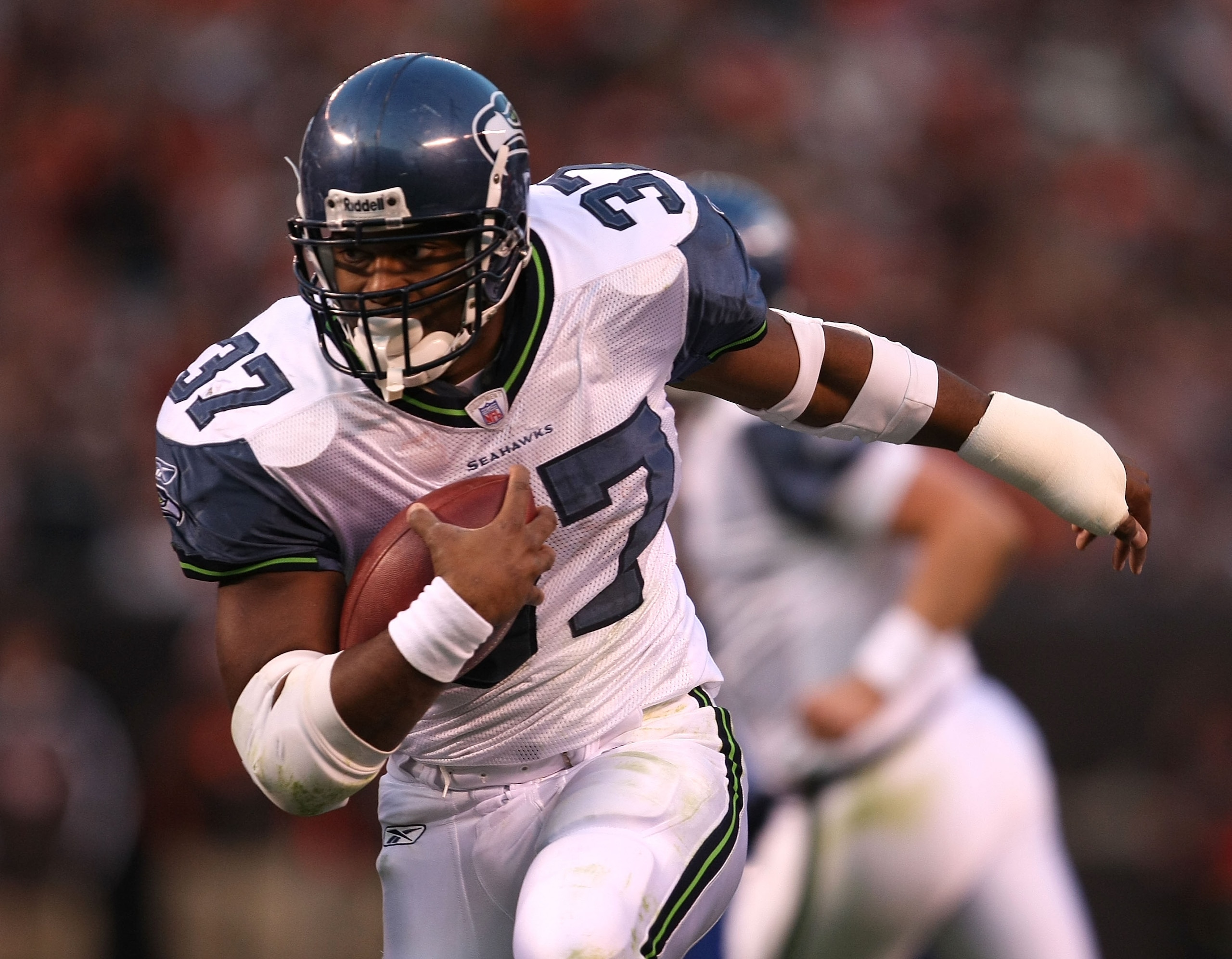 CLEVELAND - NOVEMBER 04: Shaun Alexander #37 of the Seattle Seahawks runs against the Cleveland Browns on November 4, 2007 at Cleveland Browns Stadium in Cleveland, Ohio. The Browns defeated the Seahawks 33-30 in overtime. (Photo by Jonathan Daniel/Getty 