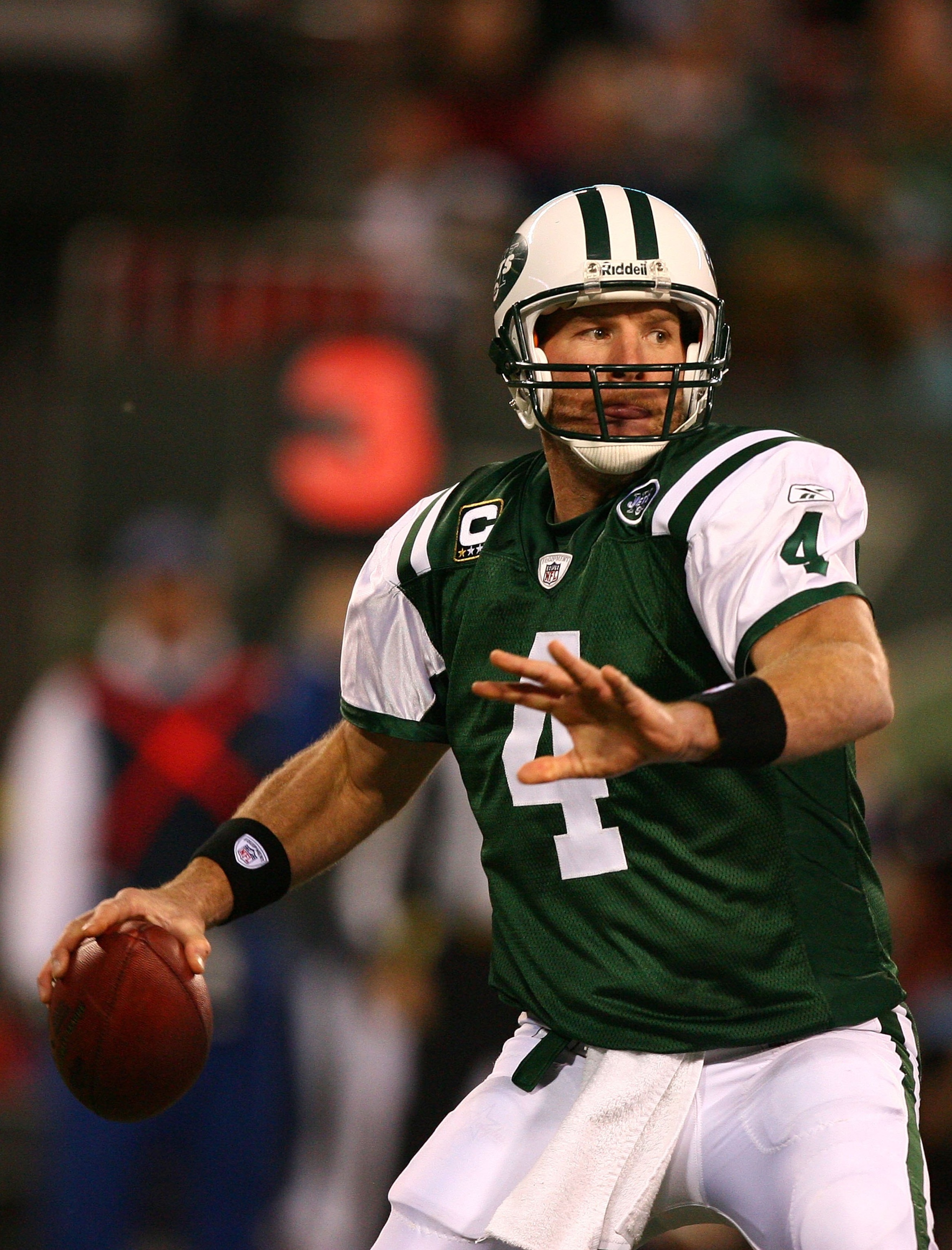 EAST RUTHERFORD, NJ - DECEMBER 28:  Brett Favre #4 of The New York Jets looks to pass against The Miami Dolphins during their game on December 28, 2008 at Giants Stadium in East Rutherford, New Jersey.  (Photo by Al Bello/Getty Images)