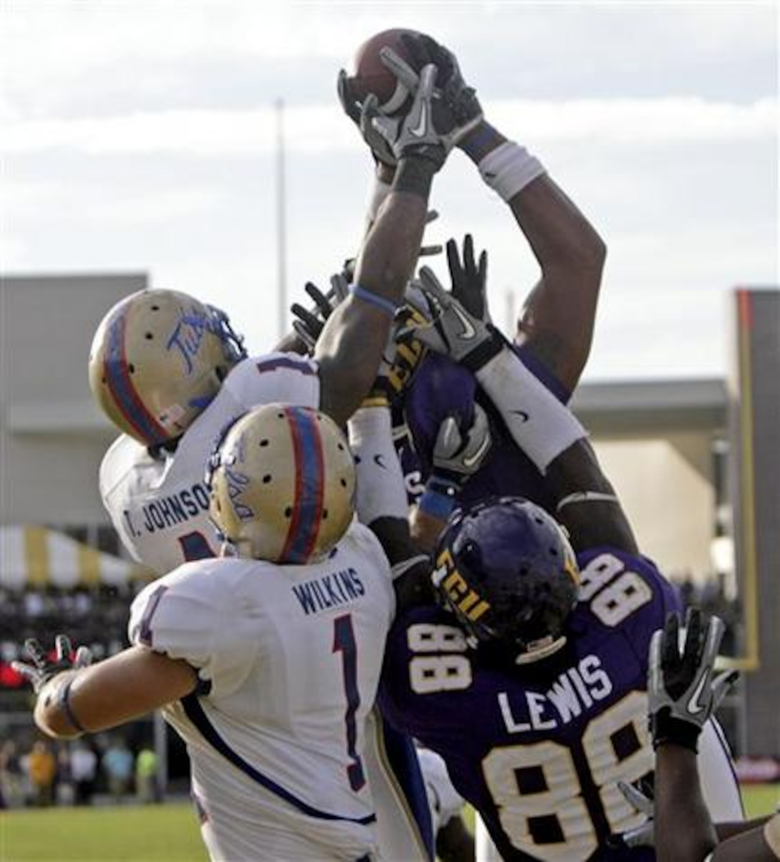 Justin Jones catches Dominique Davis's fifth touchdown